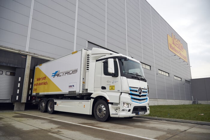 Mercedes-Benz E-Lkw im Praxiseinsatz bei Netto Marken-Discount: Batterieelektrischer eActros versorgt Filialen in Hamburg