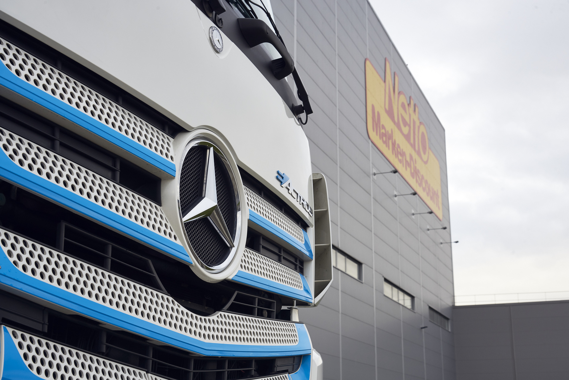 Mercedes-Benz eActros im Praxiseinsatz bei Netto. Mercedes-Benz E-Lkw im Praxiseinsatz bei Netto Marken-Discount: Batterieelektrischer eActros versorgt Filialen in Hamburg