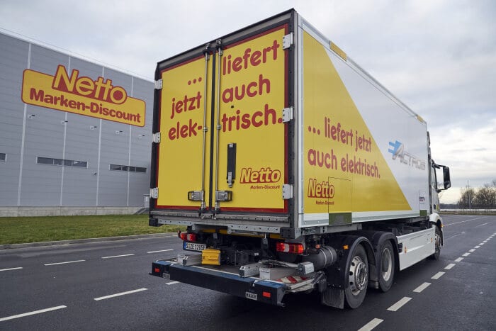 Mercedes-Benz E-Lkw im Praxiseinsatz bei Netto Marken-Discount: Batterieelektrischer eActros versorgt Filialen in Hamburg