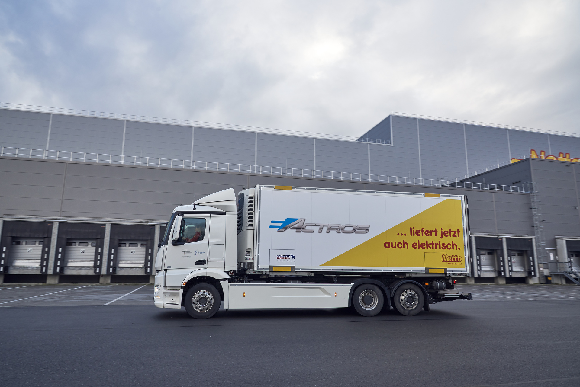 Mercedes-Benz eActros im Praxiseinsatz bei Netto. Mercedes-Benz E-Lkw im Praxiseinsatz bei Netto Marken-Discount: Batterieelektrischer eActros versorgt Filialen in Hamburg