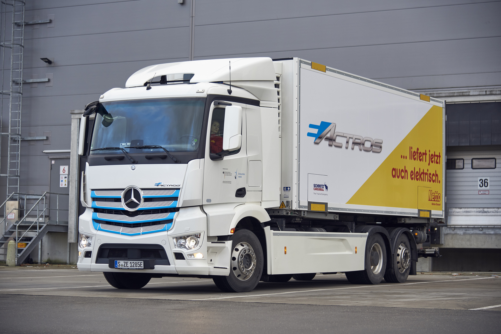 Mercedes-Benz eActros im Praxiseinsatz bei Netto. Mercedes-Benz E-Lkw im Praxiseinsatz bei Netto Marken-Discount: Batterieelektrischer eActros versorgt Filialen in Hamburg