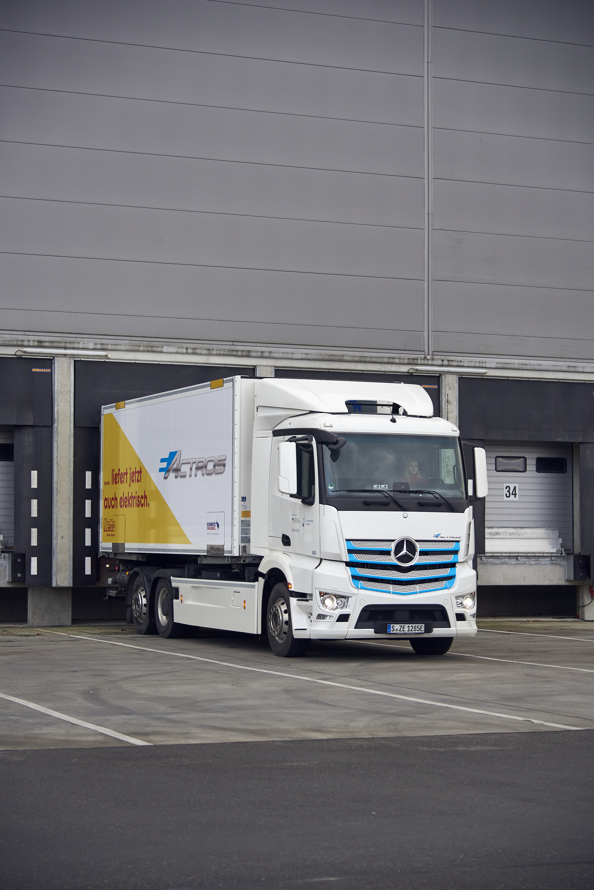 Mercedes-Benz electric truck in practical use with Netto Marken-Discount: Battery-powered eActros supplies supermarkets in Hamburg