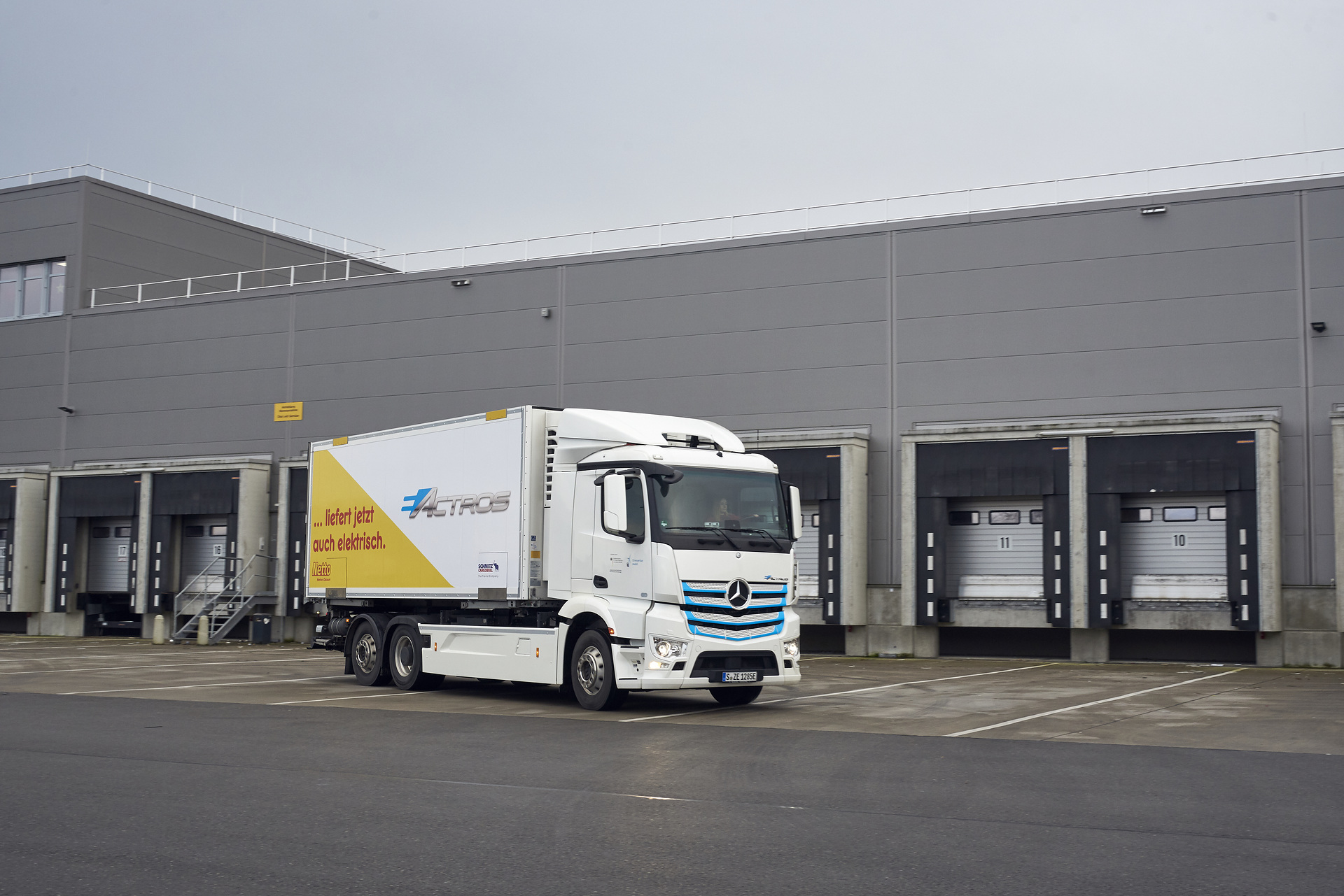 Mercedes-Benz electric truck in practical use with Netto Marken-Discount: Battery-powered eActros supplies supermarkets in Hamburg