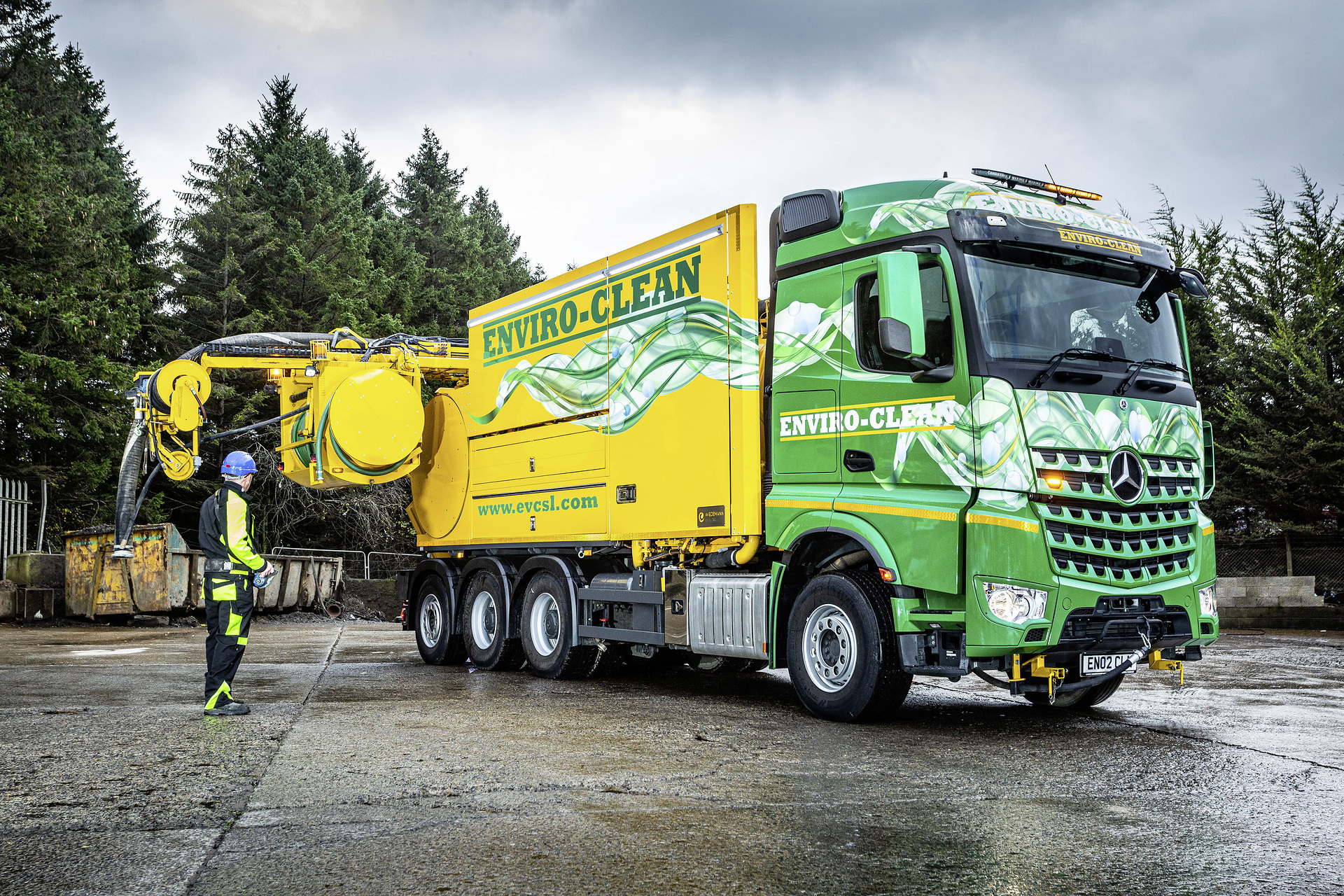 Arocs Enviro-Clean - 15,6-Liter Hubraum, Reihensechszylinder mit 425 kW (580 PS), vier Achsen, - das sind die Kennzahlen des Arocs 3258 8x4, der jetzt in Schottland bei Enviro-Clean mit Sitz in East Kilbride bei Glasgow als Kanalreinigungsfahrzeug eingesetzt wird. Kanalreinigung mit vier Achsen und 580 PS
