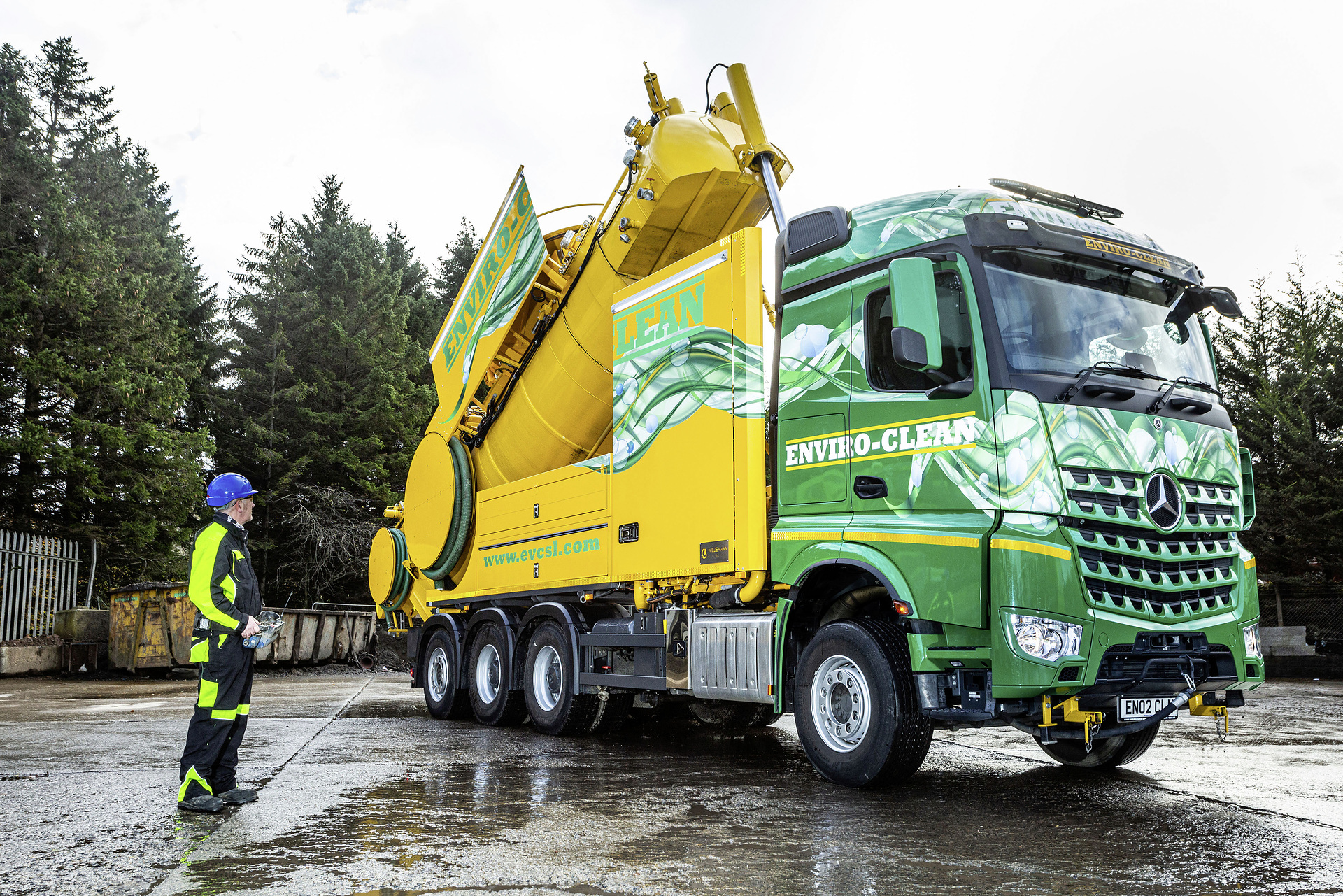 Arocs Enviro-Clean - 15,6-Liter Hubraum, Reihensechszylinder mit 425 kW (580 PS), vier Achsen, - das sind die Kennzahlen des Arocs 3258 8x4, der jetzt in Schottland bei Enviro-Clean mit Sitz in East Kilbride bei Glasgow als Kanalreinigungsfahrzeug eingesetzt wird. Kanalreinigung mit vier Achsen und 580 PS