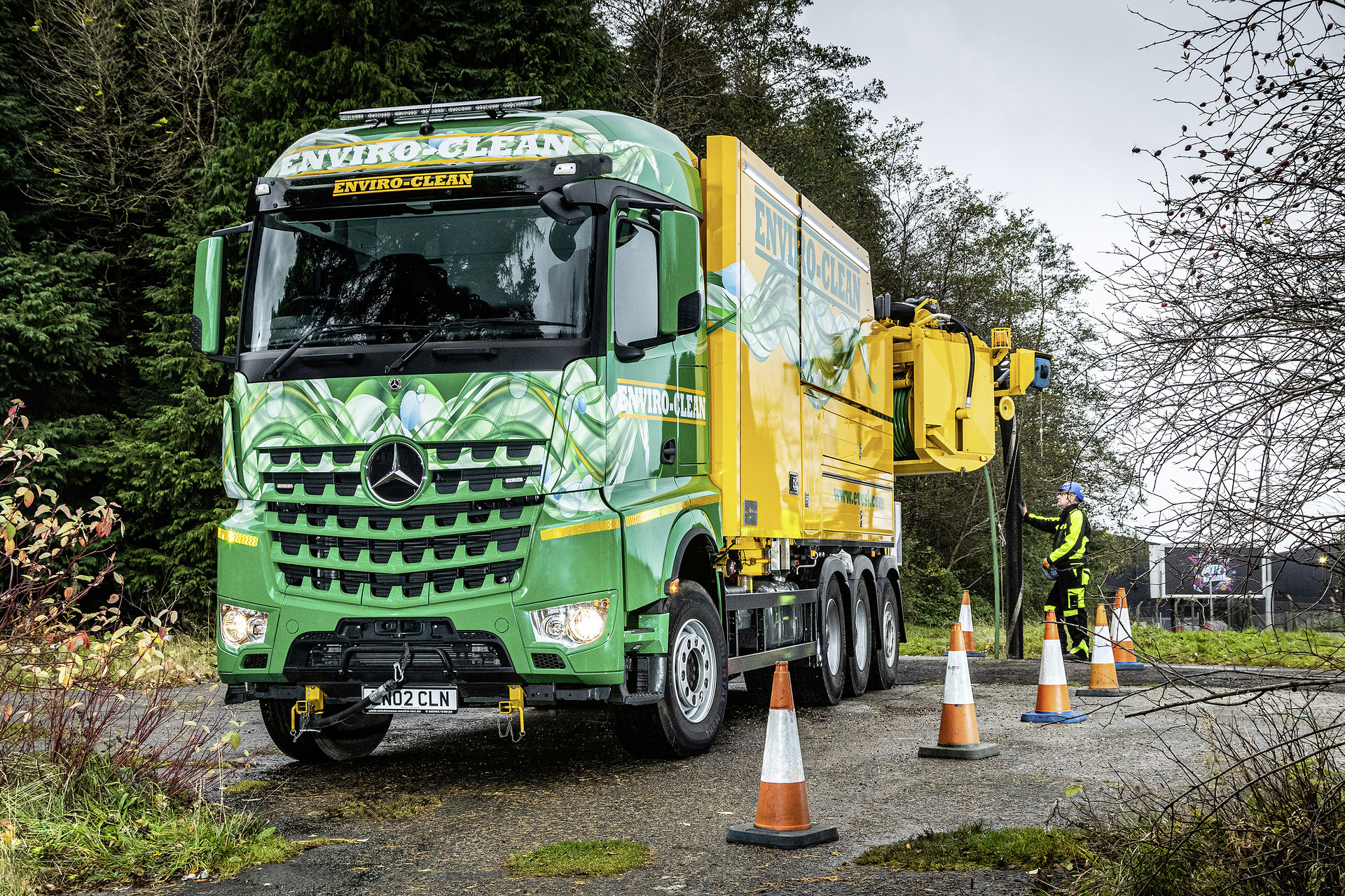 Arocs Enviro-Clean - 15,6-Liter Hubraum, Reihensechszylinder mit 425 kW (580 PS), vier Achsen, - das sind die Kennzahlen des Arocs 3258 8x4, der jetzt in Schottland bei Enviro-Clean mit Sitz in East Kilbride bei Glasgow als Kanalreinigungsfahrzeug eingesetzt wird. Kanalreinigung mit vier Achsen und 580 PS