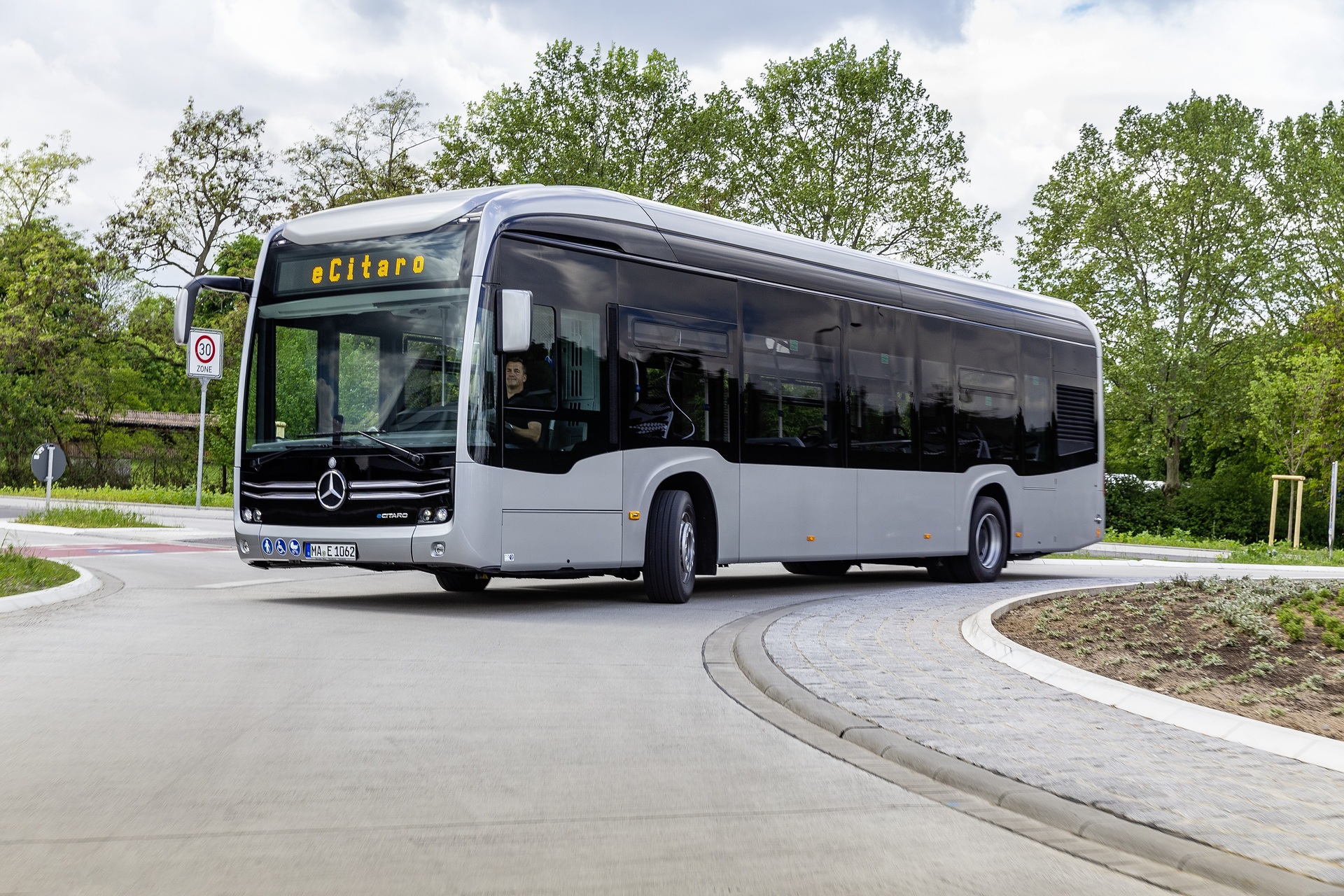 Mercedes-Benz eCitaro with all-electric drive, exterior, anthracite metallic, LED headlamps, length/width/height: 12135/2550/3400 mm Mercedes-Benz eCitaro with all-electric drive