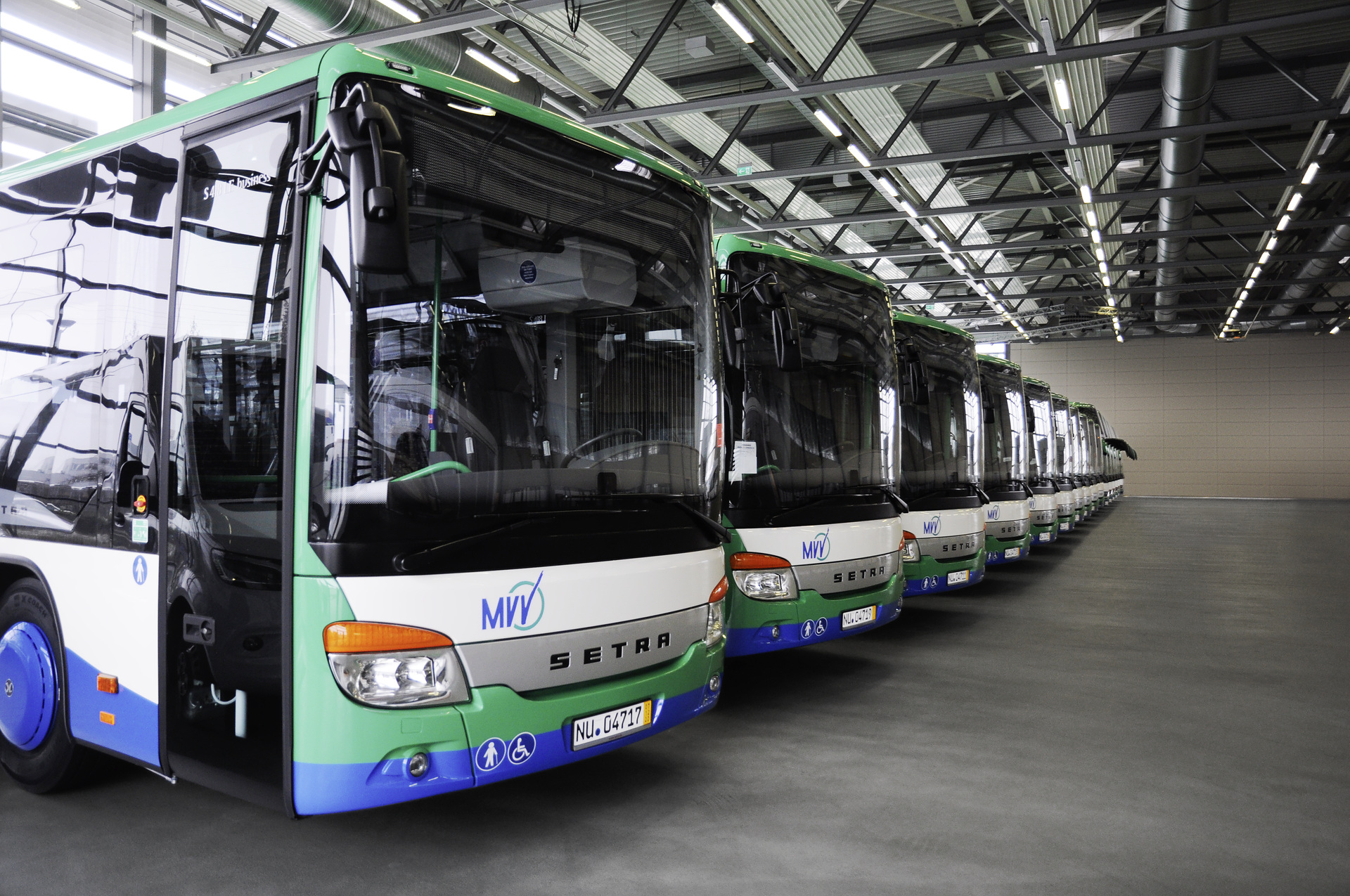 Die Geldhauser Linien- und Reiseverkehr GmbH & Co. KG holte in Neu-Ulm 16 neue Setra Busse für den Linienverkehr ab.
19 neue Setra Omnibusse für Geldhauser