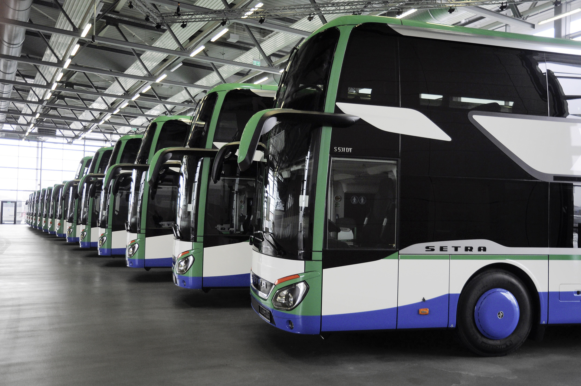 Die Geldhauser Linien- und Reiseverkehr GmbH & Co. KG holte in Neu-Ulm 16 neue Setra Busse für den Linienverkehr ab.
19 neue Setra Omnibusse für Geldhauser