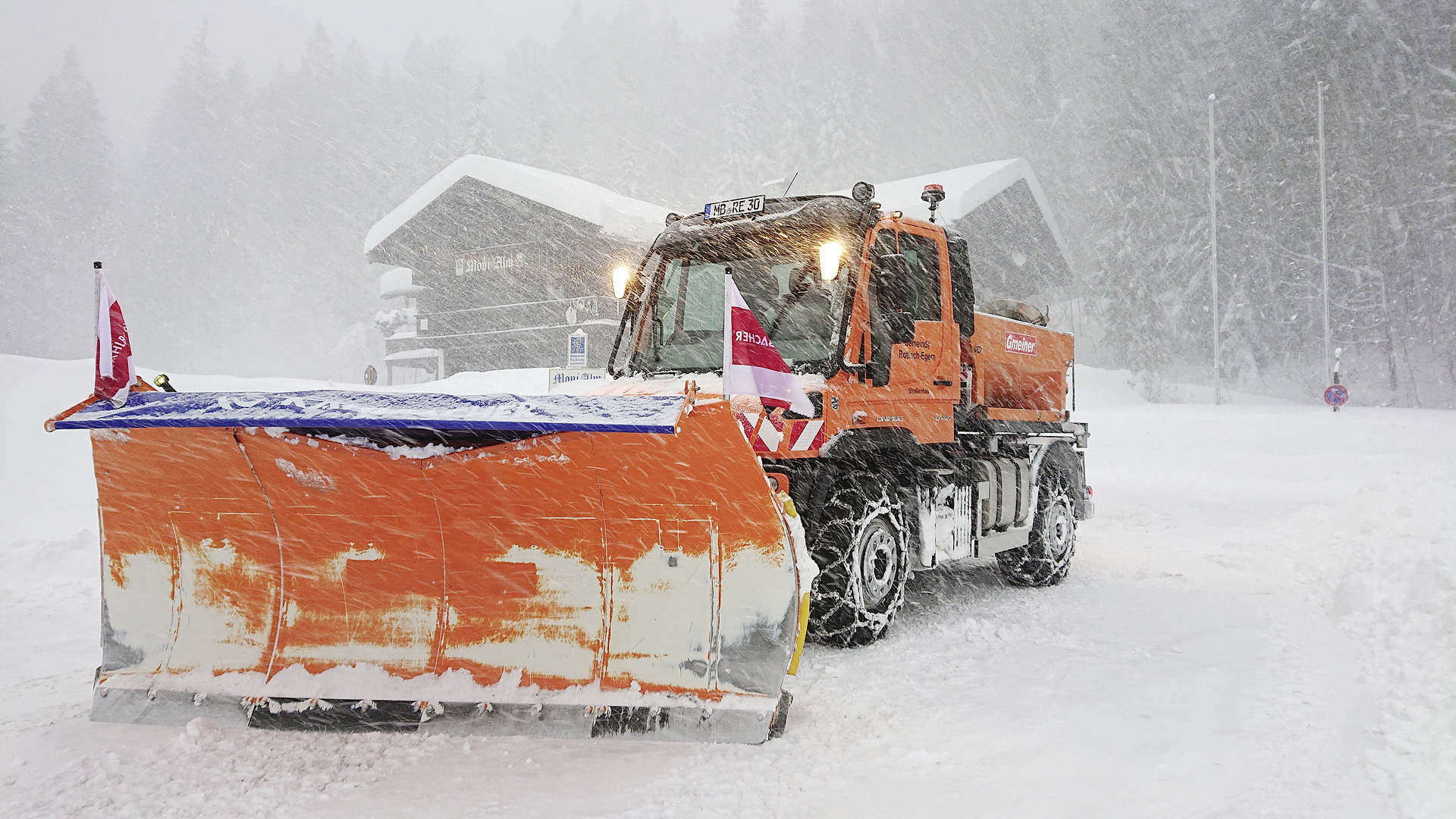 Mercedes-Benz Unimog U 427 im Winterdienst mit Schneepflug am Tegernsee Unimog im Winterdienst: Kampf dem Schnee