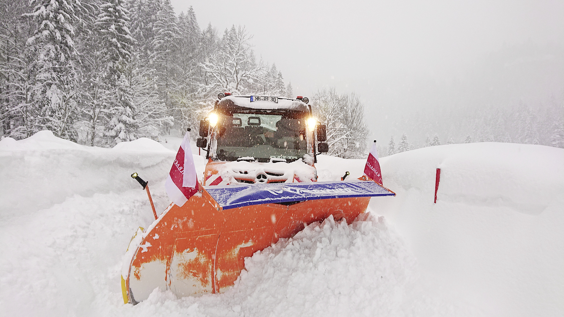 Mercedes-Benz Unimog U 427 im Winterdienst mit Schneepflug am Tegernsee Unimog im Winterdienst: Kampf dem Schnee