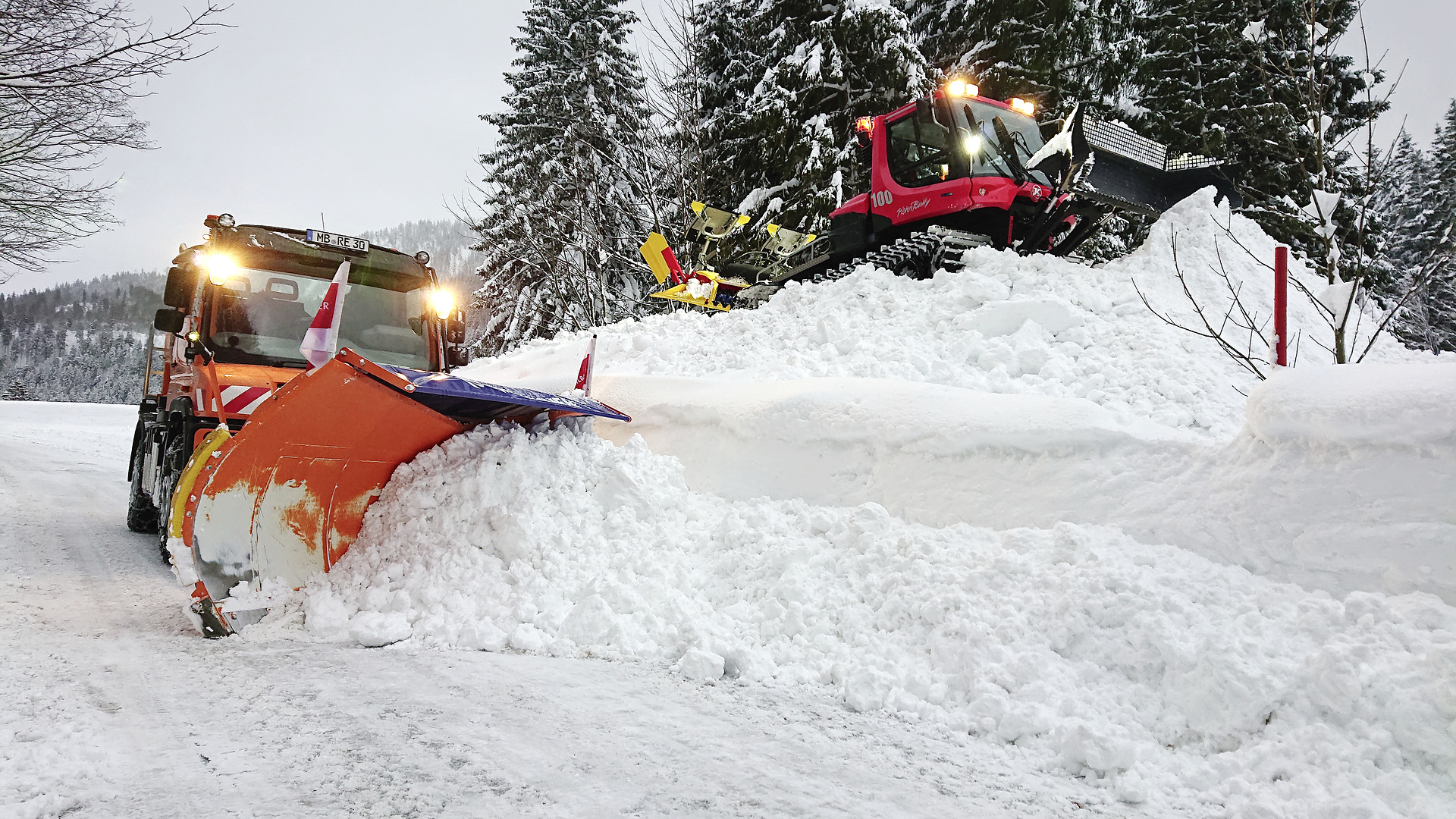 Mercedes-Benz Unimog U 427 im Winterdienst mit Schneepflug am Tegernsee Unimog im Winterdienst: Kampf dem Schnee