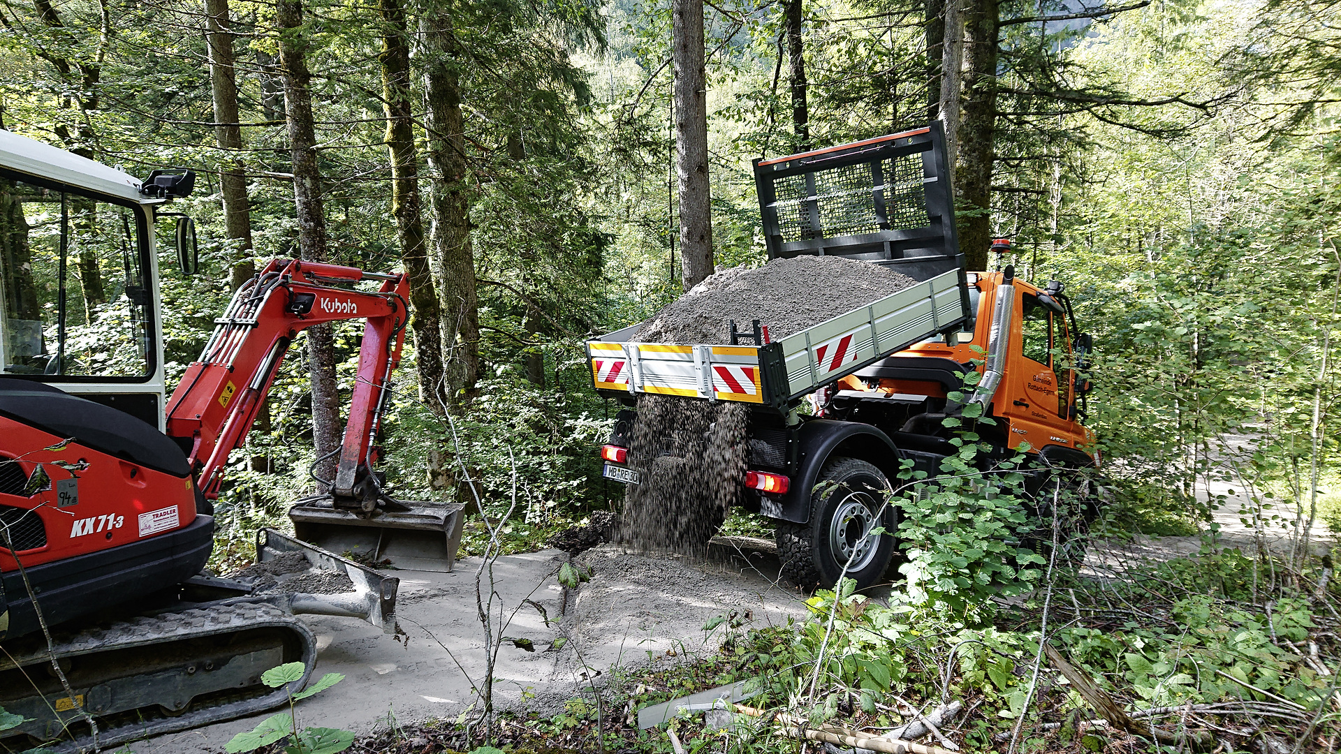 Mercedes-Benz Unimog U 427 beim Wegebau in Rottach-Egern am Tegernsee Unimog im Winterdienst: Kampf dem Schnee