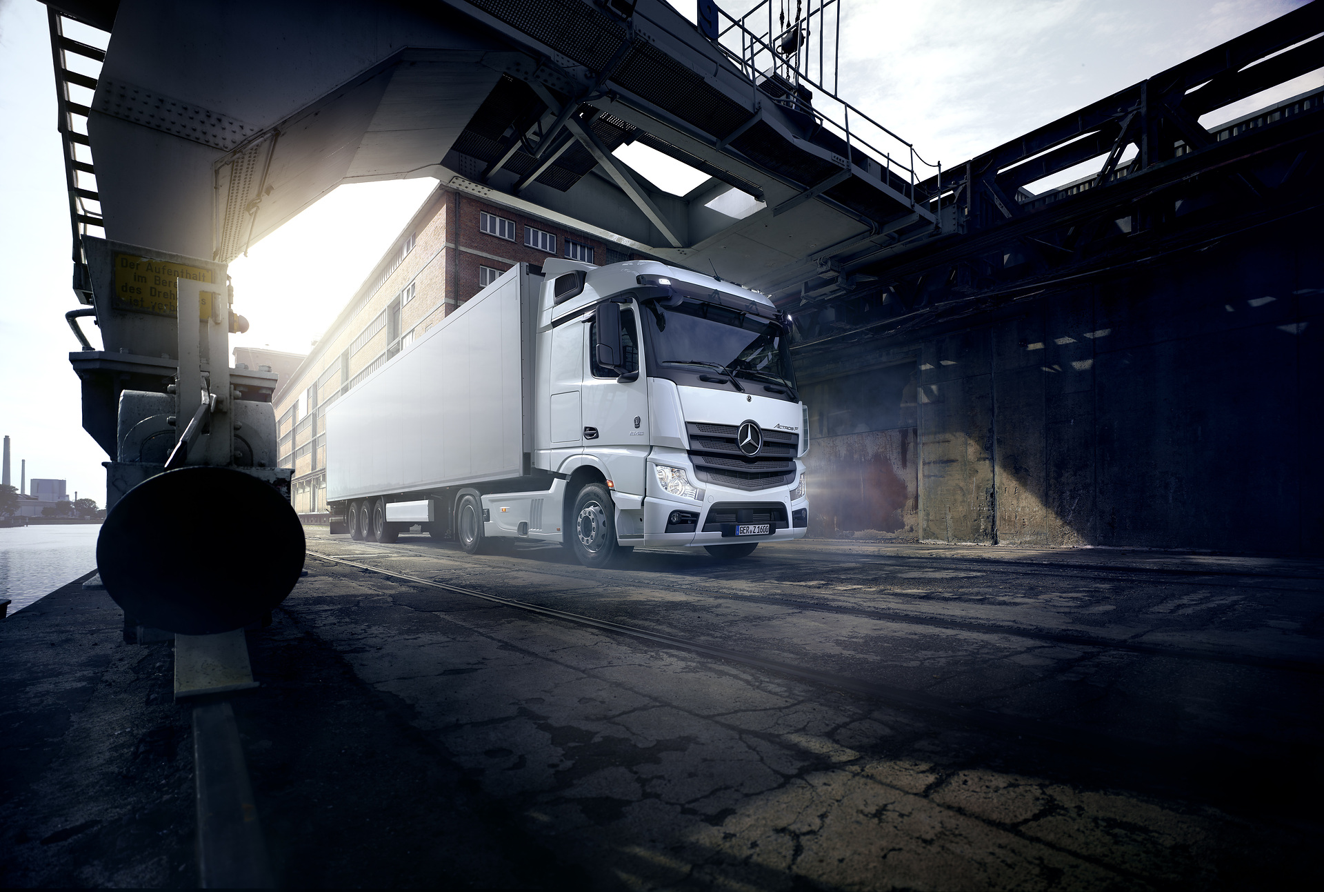 New truck models of the Actros range now available for order: sales start of Actros F and Edition 2