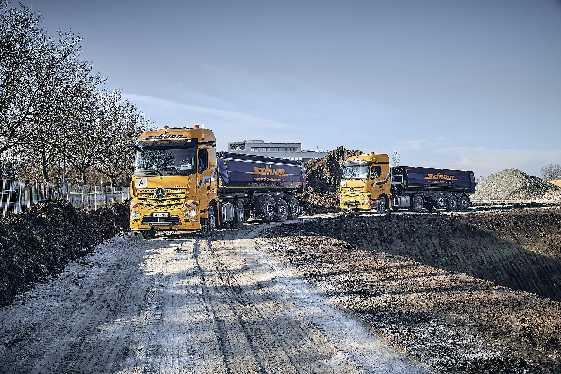 Actros 1848 im Einsatz bei Aushub der Baustelle Neubau Flugfeldklinik in Sindelfingen. Starke Kerle transportieren tausende Kubikmeter Erdaushub: Spedition Schuon setzt zwei Mercedes-Benz Actros auf Großbaustelle für Klinik-Neubau in Böblingen-Sindelfingen ein