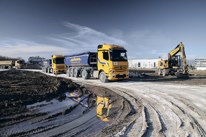 Starke Kerle transportieren tausende Kubikmeter Erdaushub: Spedition Schuon setzt zwei Mercedes-Benz Actros auf Großbaustelle für Klinik-Neubau in Böblingen-Sindelfingen ein