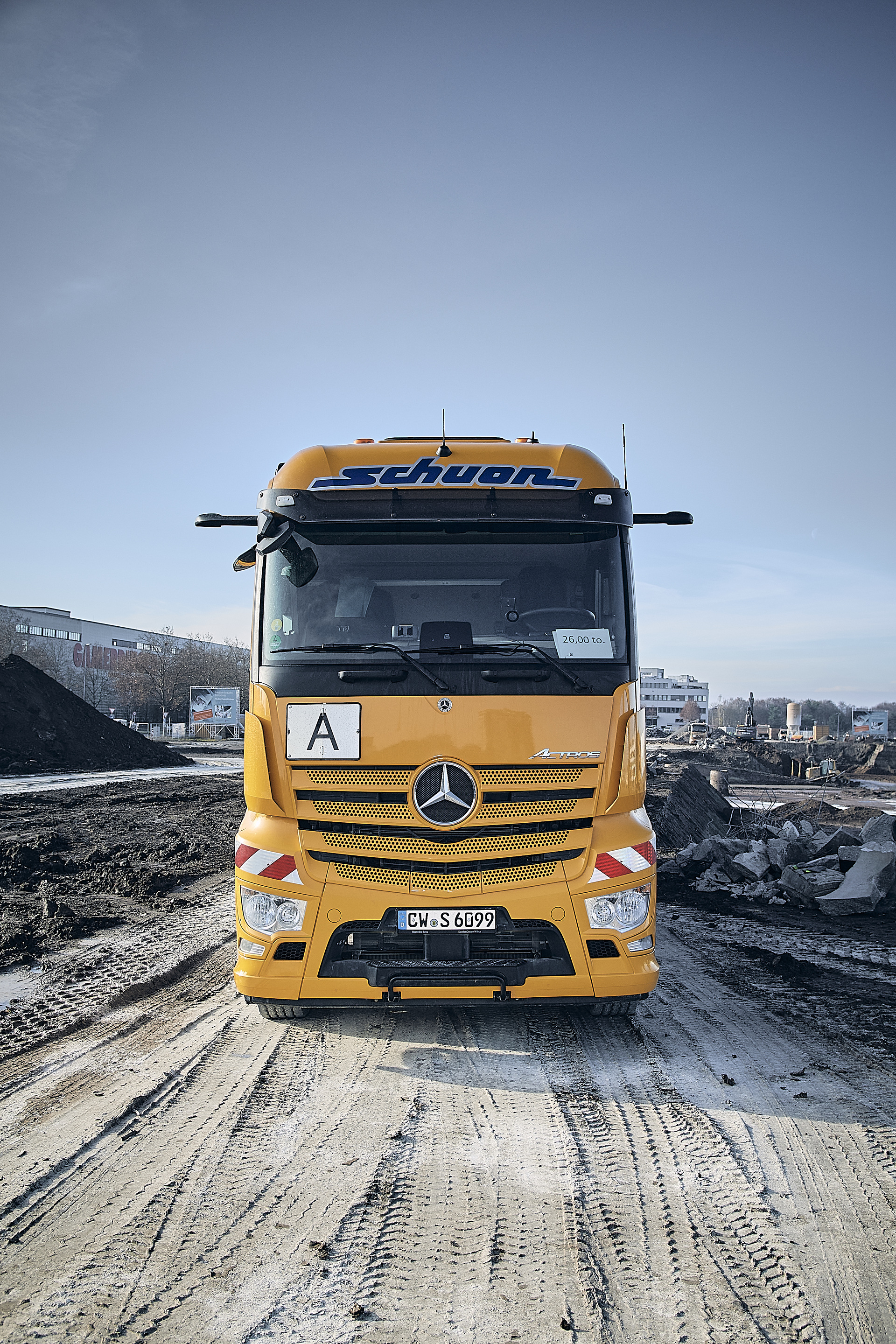 Actros 1848 im Einsatz bei Aushub der Baustelle Neubau Flugfeldklinik in Sindelfingen. Starke Kerle transportieren tausende Kubikmeter Erdaushub: Spedition Schuon setzt zwei Mercedes-Benz Actros auf Großbaustelle für Klinik-Neubau in Böblingen-Sindelfingen ein