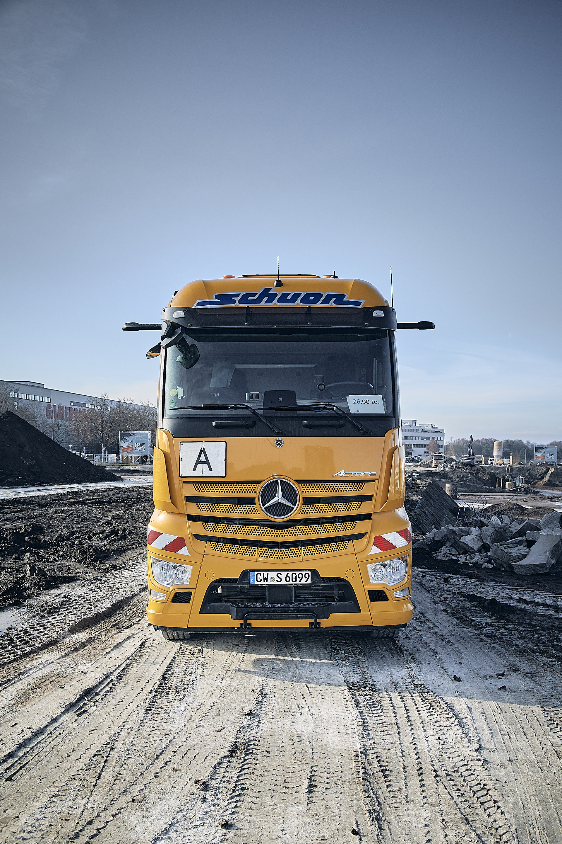 Starke Kerle transportieren tausende Kubikmeter Erdaushub: Spedition Schuon setzt zwei Mercedes-Benz Actros auf Großbaustelle für Klinik-Neubau in Böblingen-Sindelfingen ein