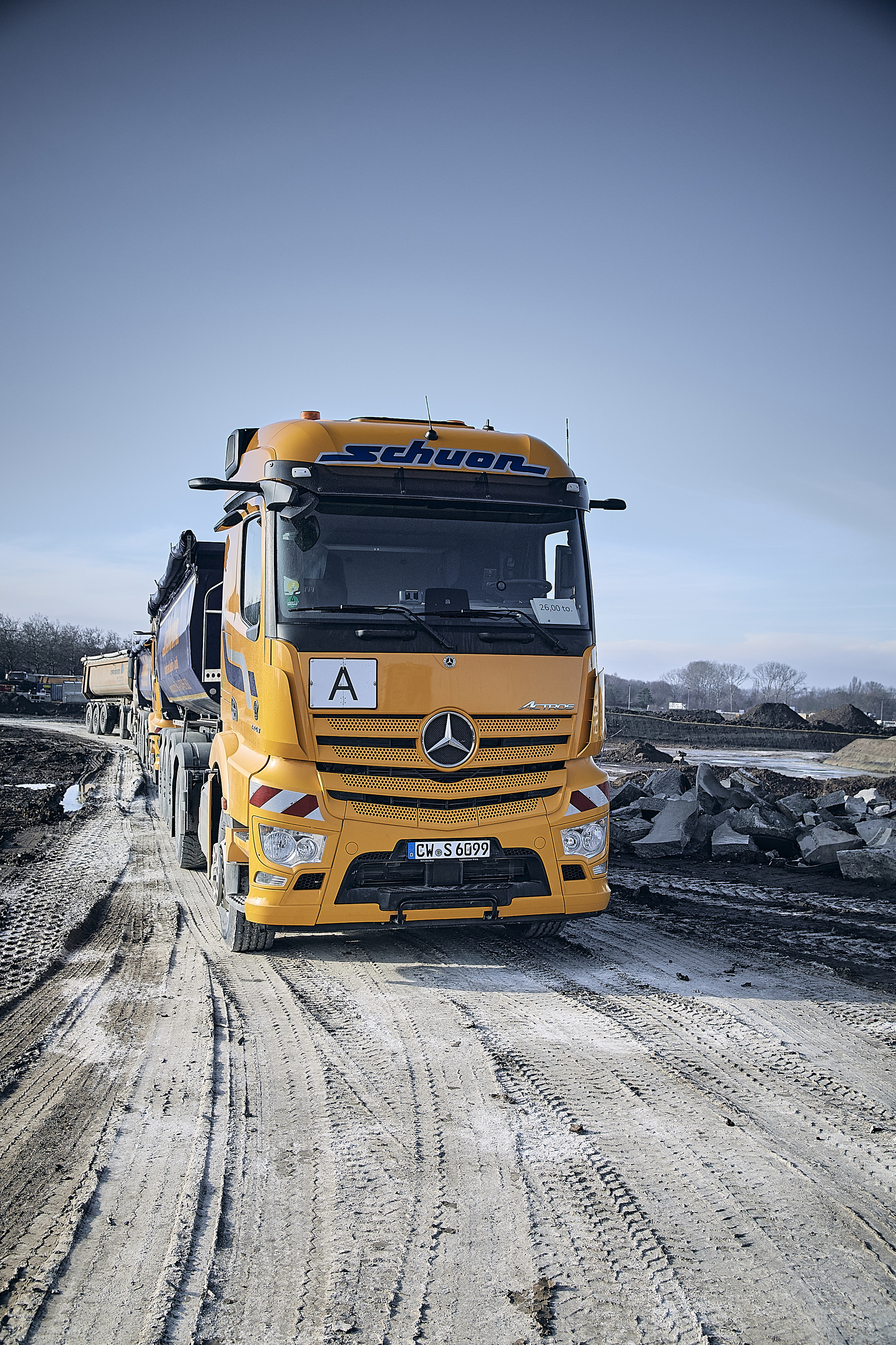 Actros 1848 im Einsatz bei Aushub der Baustelle Neubau Flugfeldklinik in Sindelfingen. Starke Kerle transportieren tausende Kubikmeter Erdaushub: Spedition Schuon setzt zwei Mercedes-Benz Actros auf Großbaustelle für Klinik-Neubau in Böblingen-Sindelfingen ein