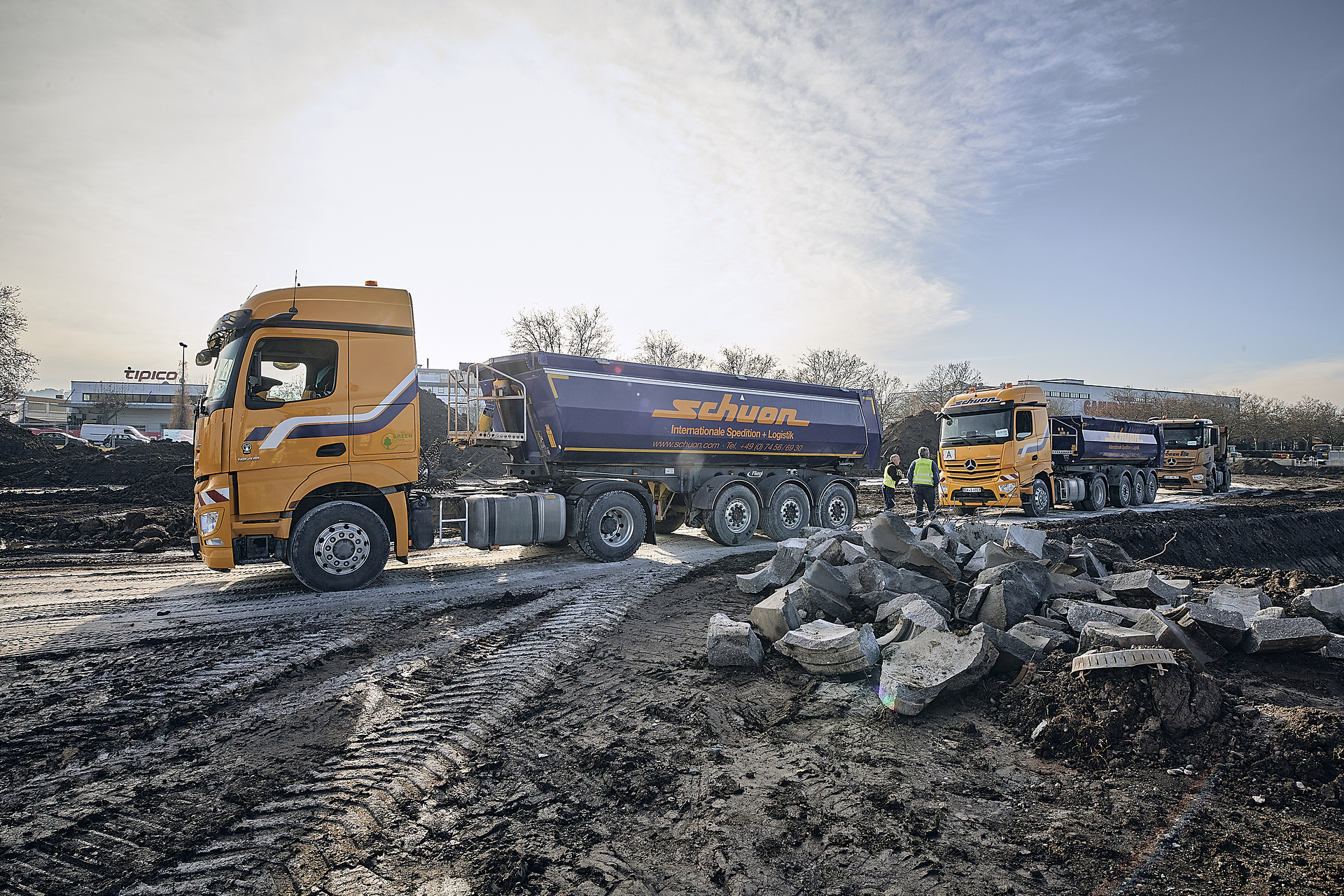 Actros 1848 im Einsatz bei Aushub der Baustelle Neubau Flugfeldklinik in Sindelfingen. Starke Kerle transportieren tausende Kubikmeter Erdaushub: Spedition Schuon setzt zwei Mercedes-Benz Actros auf Großbaustelle für Klinik-Neubau in Böblingen-Sindelfingen ein