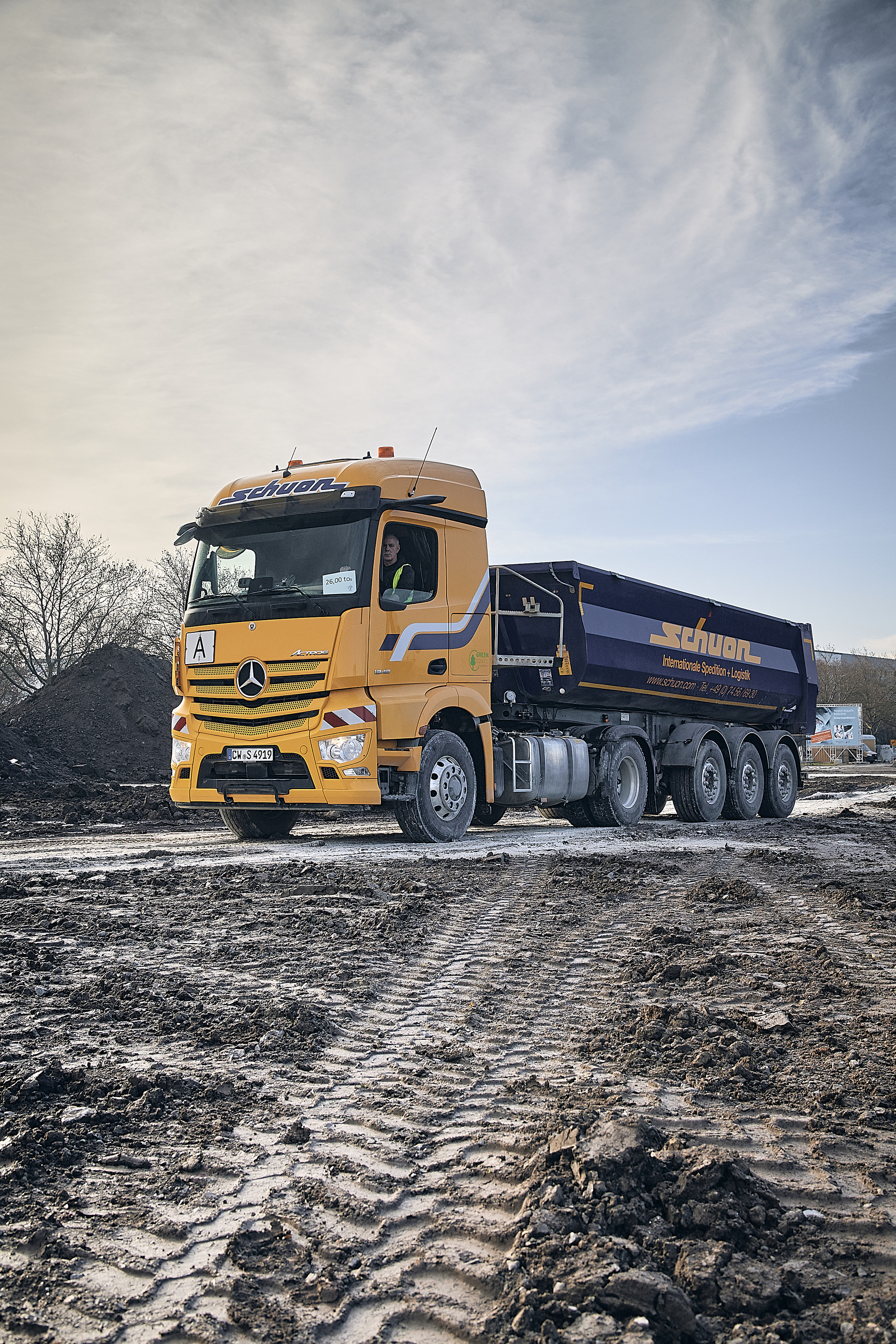 Actros 1848 im Einsatz bei Aushub der Baustelle Neubau Flugfeldklinik in Sindelfingen. Starke Kerle transportieren tausende Kubikmeter Erdaushub: Spedition Schuon setzt zwei Mercedes-Benz Actros auf Großbaustelle für Klinik-Neubau in Böblingen-Sindelfingen ein