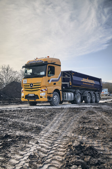 Starke Kerle transportieren tausende Kubikmeter Erdaushub: Spedition Schuon setzt zwei Mercedes-Benz Actros auf Großbaustelle für Klinik-Neubau in Böblingen-Sindelfingen ein