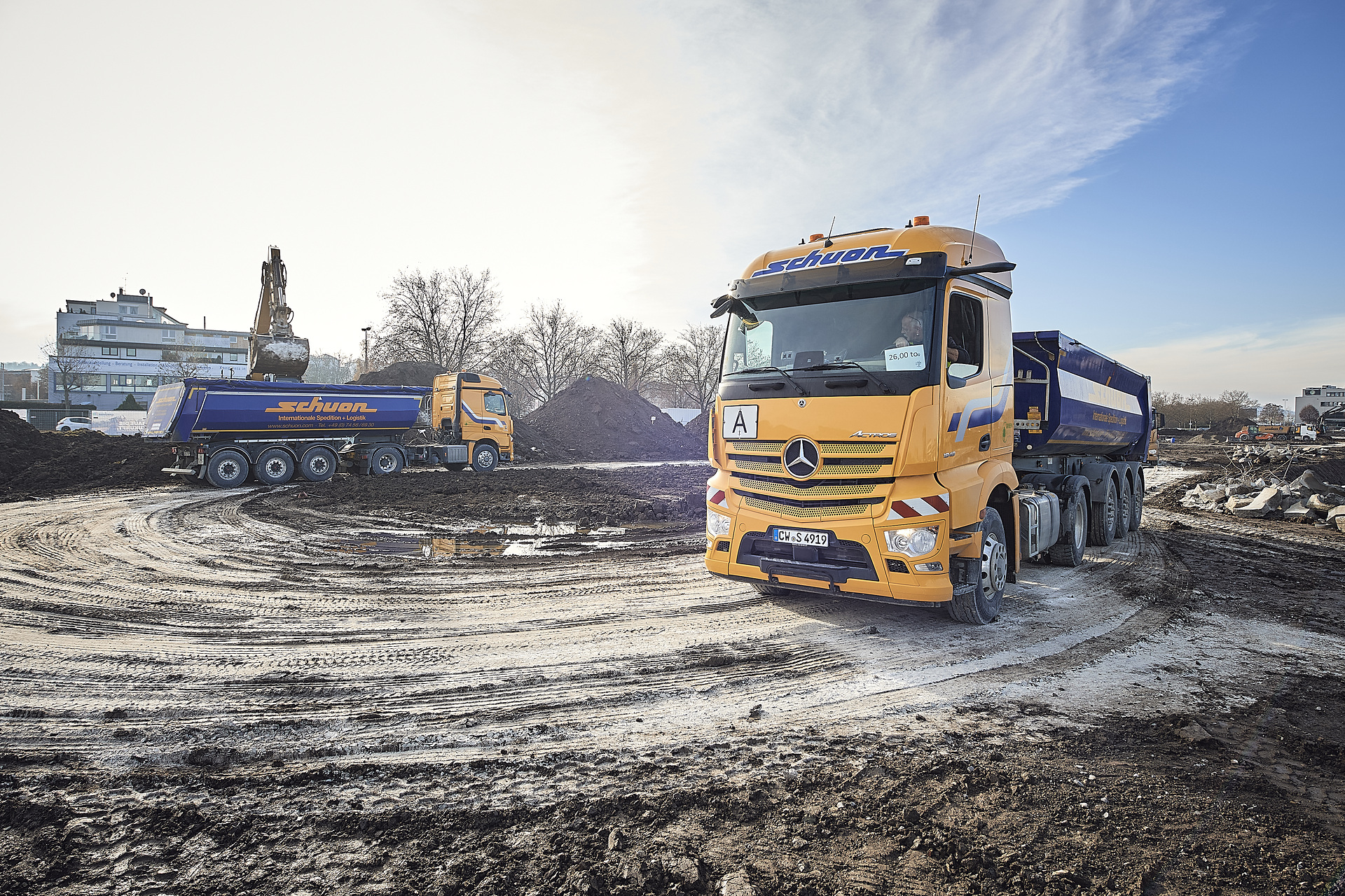 Actros 1846 LS im Transporteinsatz beim Erdaushub der Großbaustelle des Projekts Neubau Flugfeldklinikum in Böblingen. Starke Kerle transportieren tausende Kubikmeter Erdaushub: Spedition Schuon setzt zwei Mercedes-Benz Actros auf Großbaustelle für Klinik-Neubau in Böblingen-Sindelfingen ein