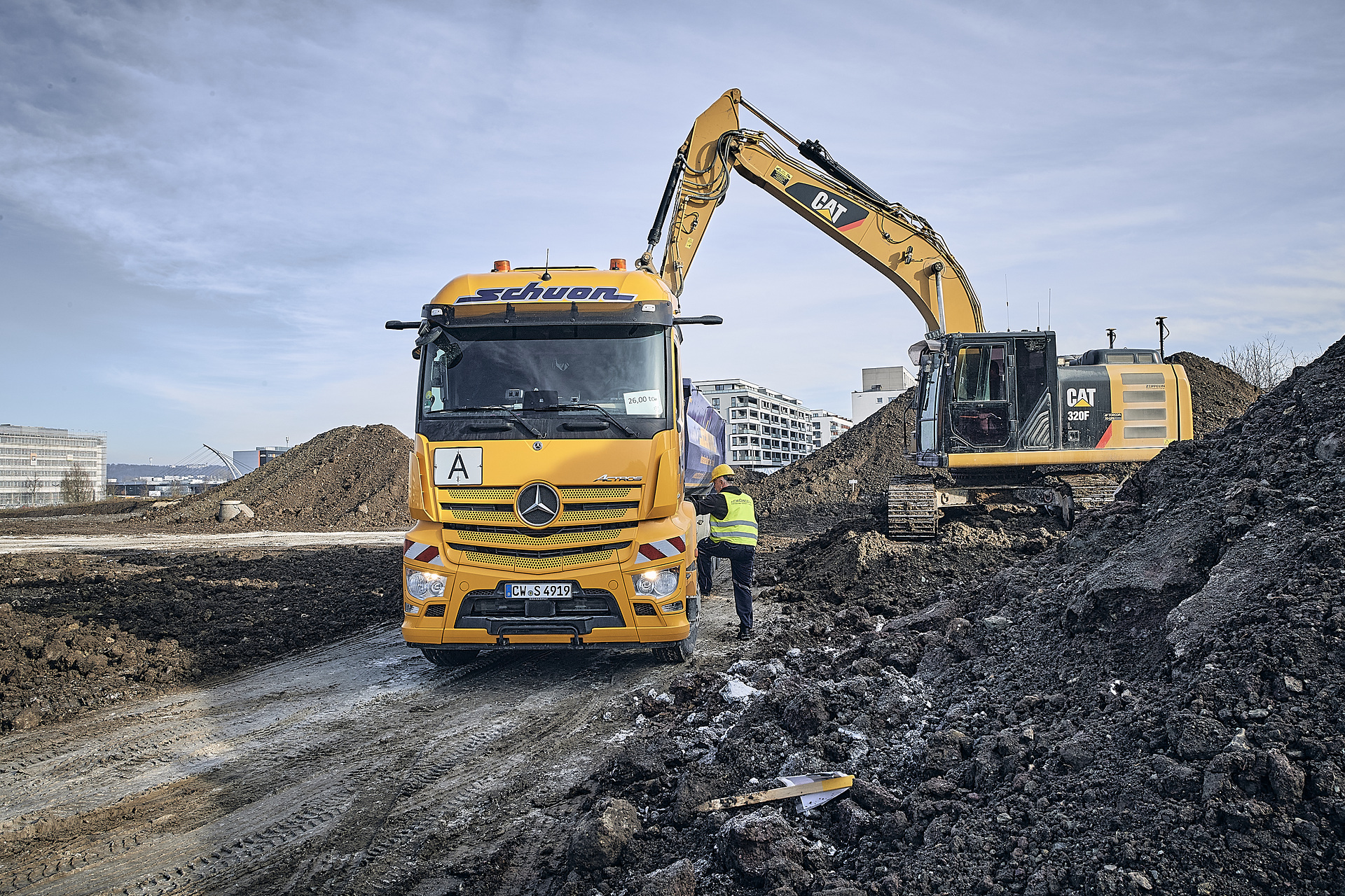 Actros 1846 LS im Transporteinsatz beim Erdaushub der Großbaustelle des Projekts Neubau Flugfeldklinikum in Böblingen. Starke Kerle transportieren tausende Kubikmeter Erdaushub: Spedition Schuon setzt zwei Mercedes-Benz Actros auf Großbaustelle für Klinik-Neubau in Böblingen-Sindelfingen ein