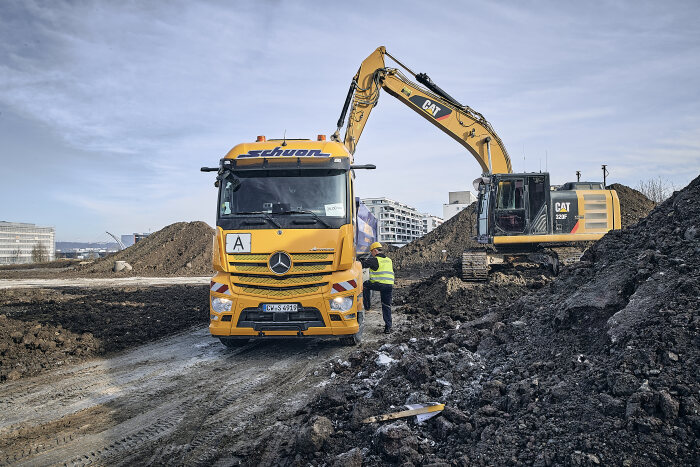 Starke Kerle transportieren tausende Kubikmeter Erdaushub: Spedition Schuon setzt zwei Mercedes-Benz Actros auf Großbaustelle für Klinik-Neubau in Böblingen-Sindelfingen ein