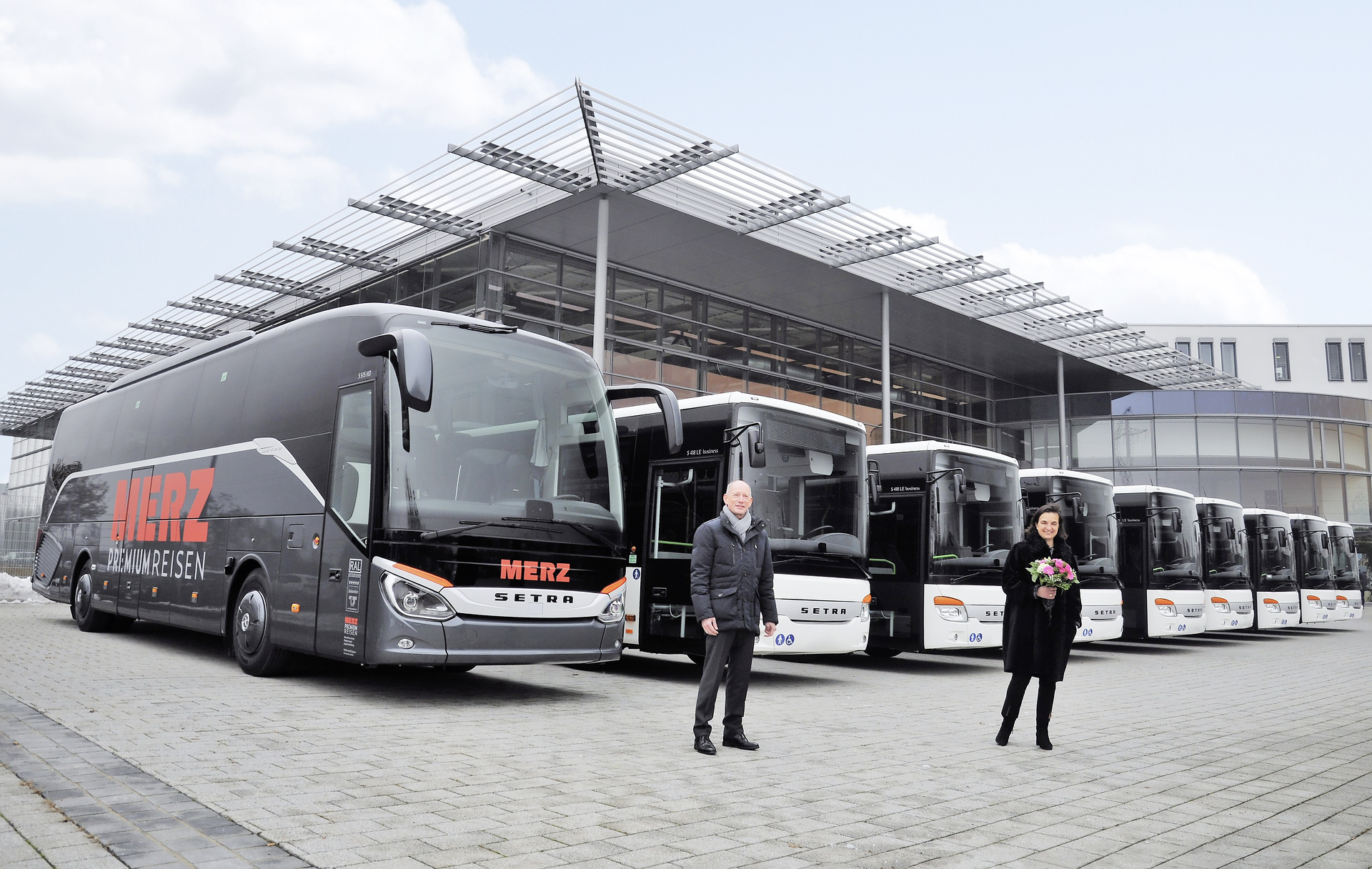 In addition to the low-entry buses, Axel Stokinger, the Head of Sales Organisation Germany, also handed over a Setra ComfortClass S 516 HD to Managing Director and owner Patricia Ehbauer at the Customer Centre in Neu-Ulm. Merz Reisen expands Setra fleet