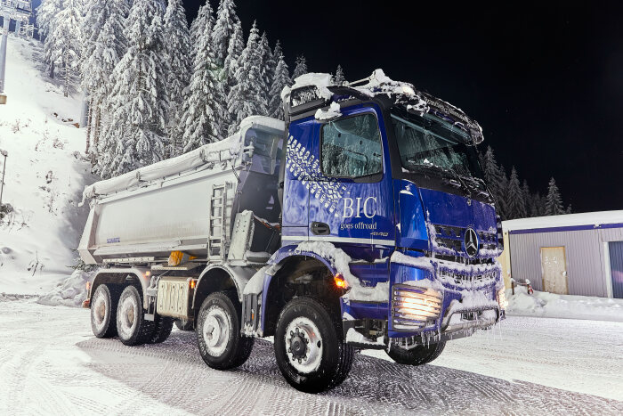 Schneeberge versetzen für den Spitzensport: Mercedes-Benz Lkw im Einsatz beim Biathlon-Weltcup in Oberhof