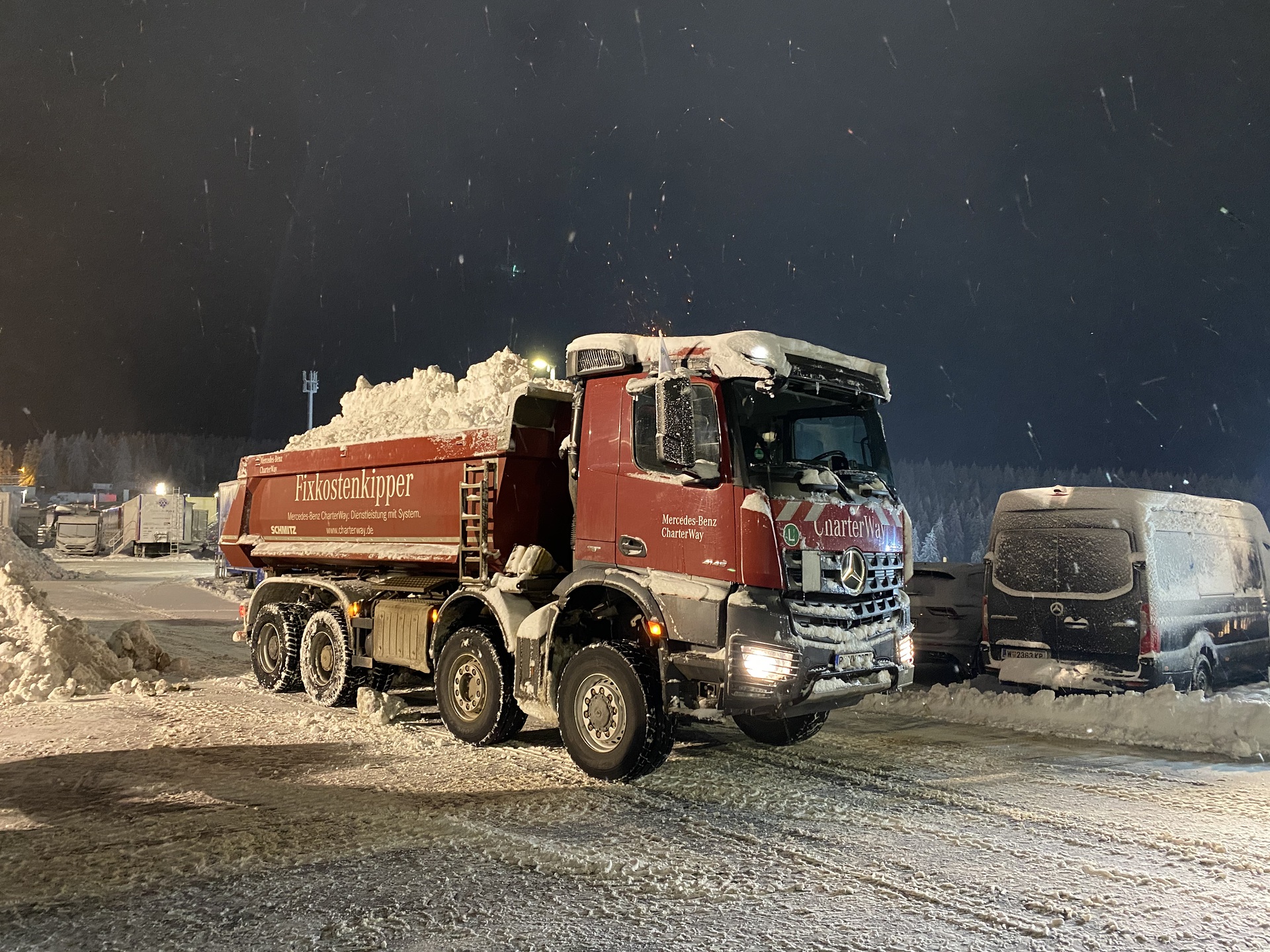 Schneeberge versetzen für den Spitzensport: Mercedes-Benz Lkw im Einsatz beim Biathlon-Weltcup in Oberhof