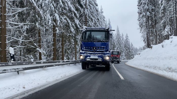 Schneeberge versetzen für den Spitzensport: Mercedes-Benz Lkw im Einsatz beim Biathlon-Weltcup in Oberhof