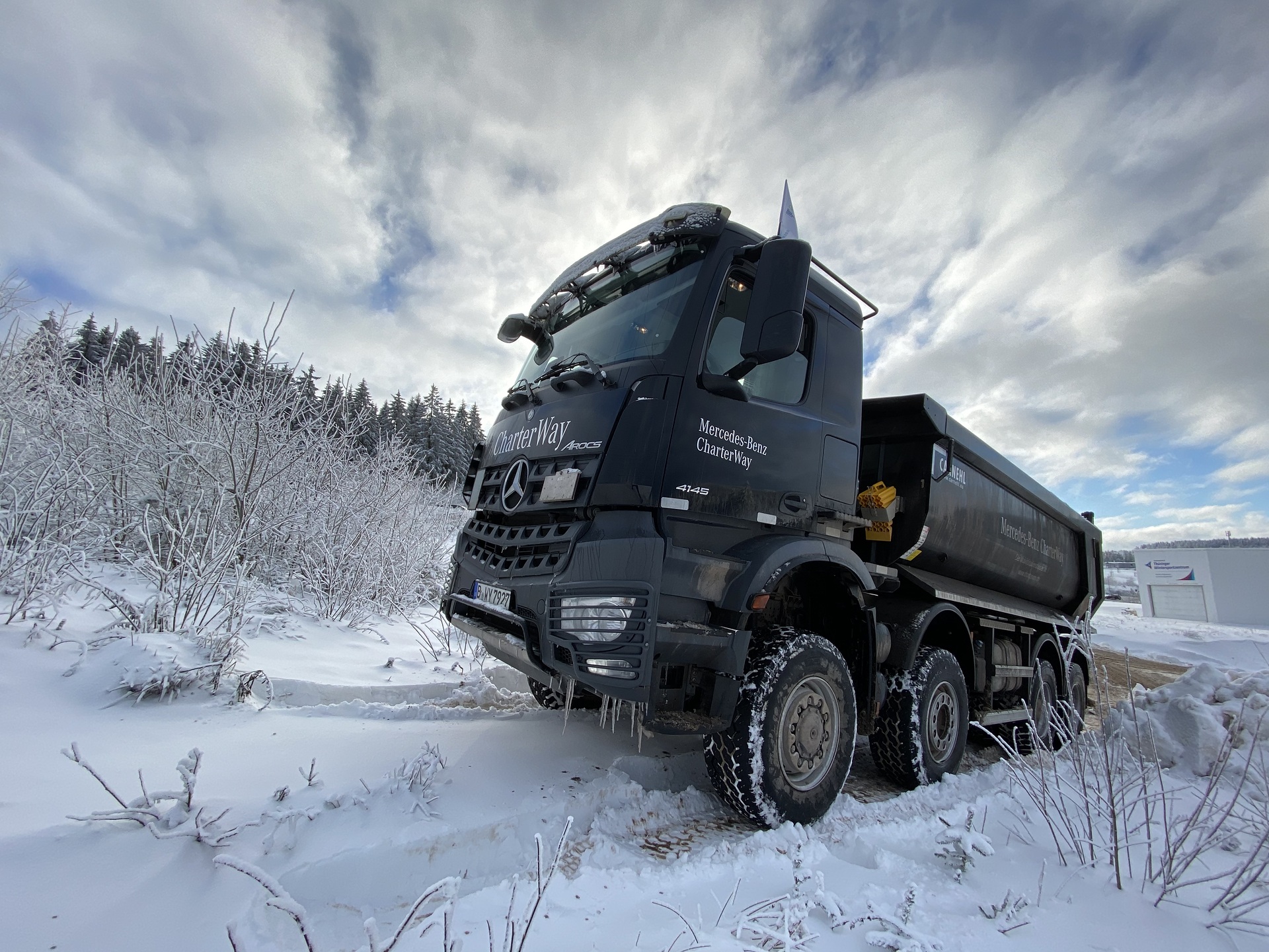 Schneeberge versetzen für den Spitzensport: Mercedes-Benz Lkw im Einsatz beim Biathlon-Weltcup in Oberhof