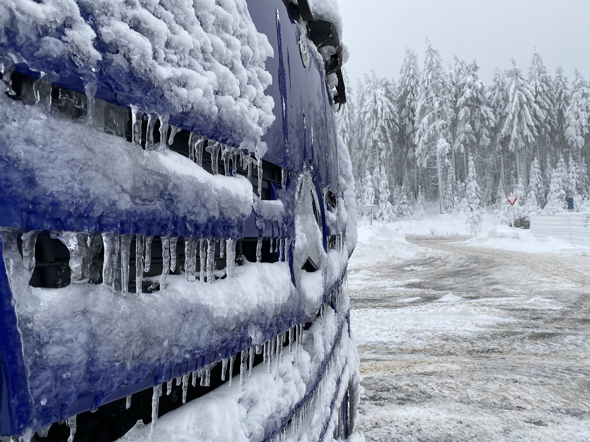 Mercedes-Benz Arocs transportiert Schnee für den Baithlon-Weltcup Schneeberge versetzen für den Spitzensport: Mercedes-Benz Lkw im Einsatz beim Biathlon-Weltcup in Oberhof
