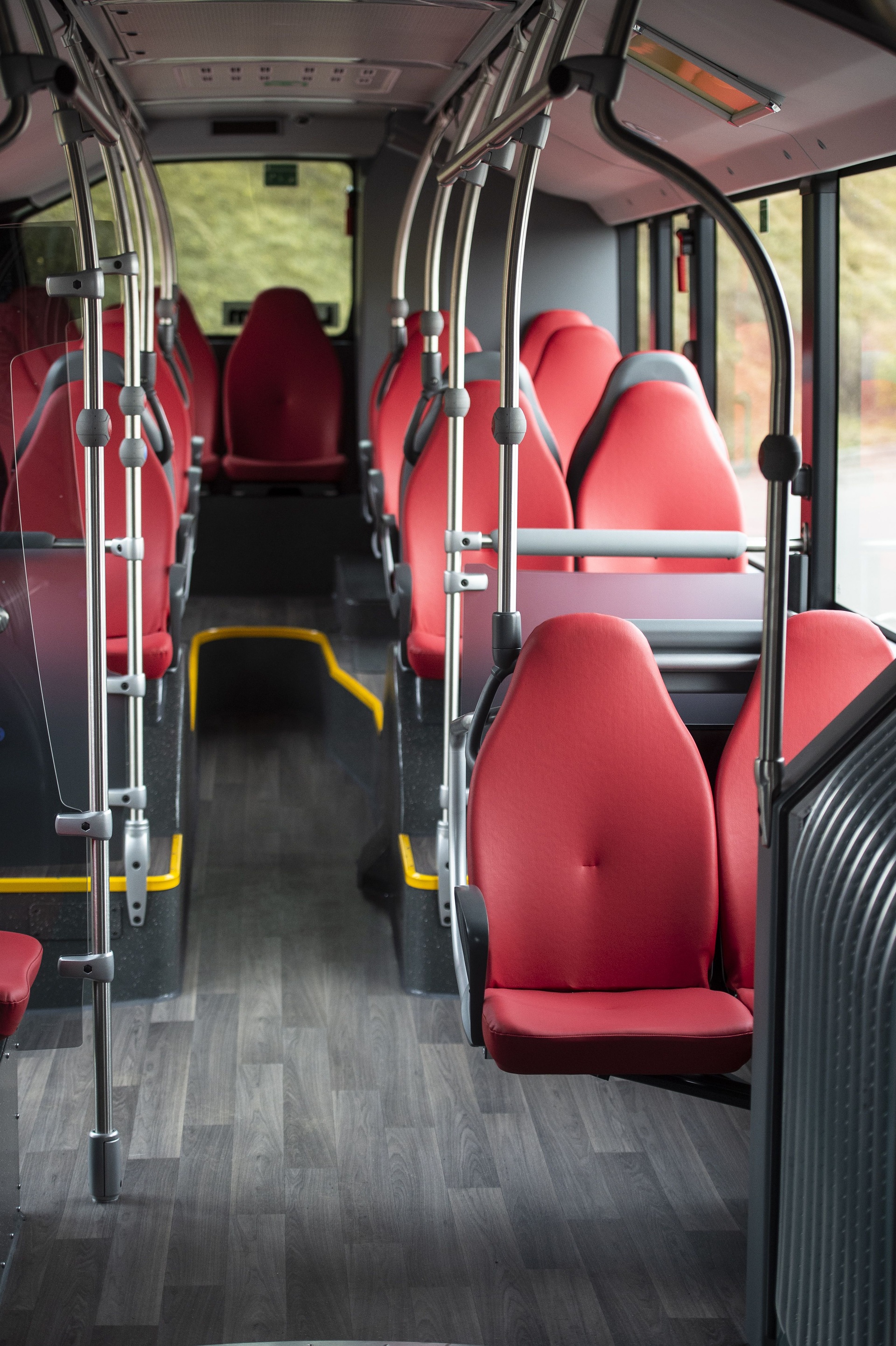 Mercedes-Benz Citaro G hybrid, Interior, seat covers: red, OM 936 h rated at 220 kW/299 hp, displacement 7.7 l, electric motor rated at 14 kW, 6-speed automatic transmission, Preventive Brake Assist, Sideguard Assist, length/width/height: 18125/2550/3350 mm, passenger capacity: max. 1/157 / TEC Group; Transport en Commun Articulated buses in the yellow jersey: Mercedes-Benz supplies 129 Citaro G hybrid to Belgium's TEC Group