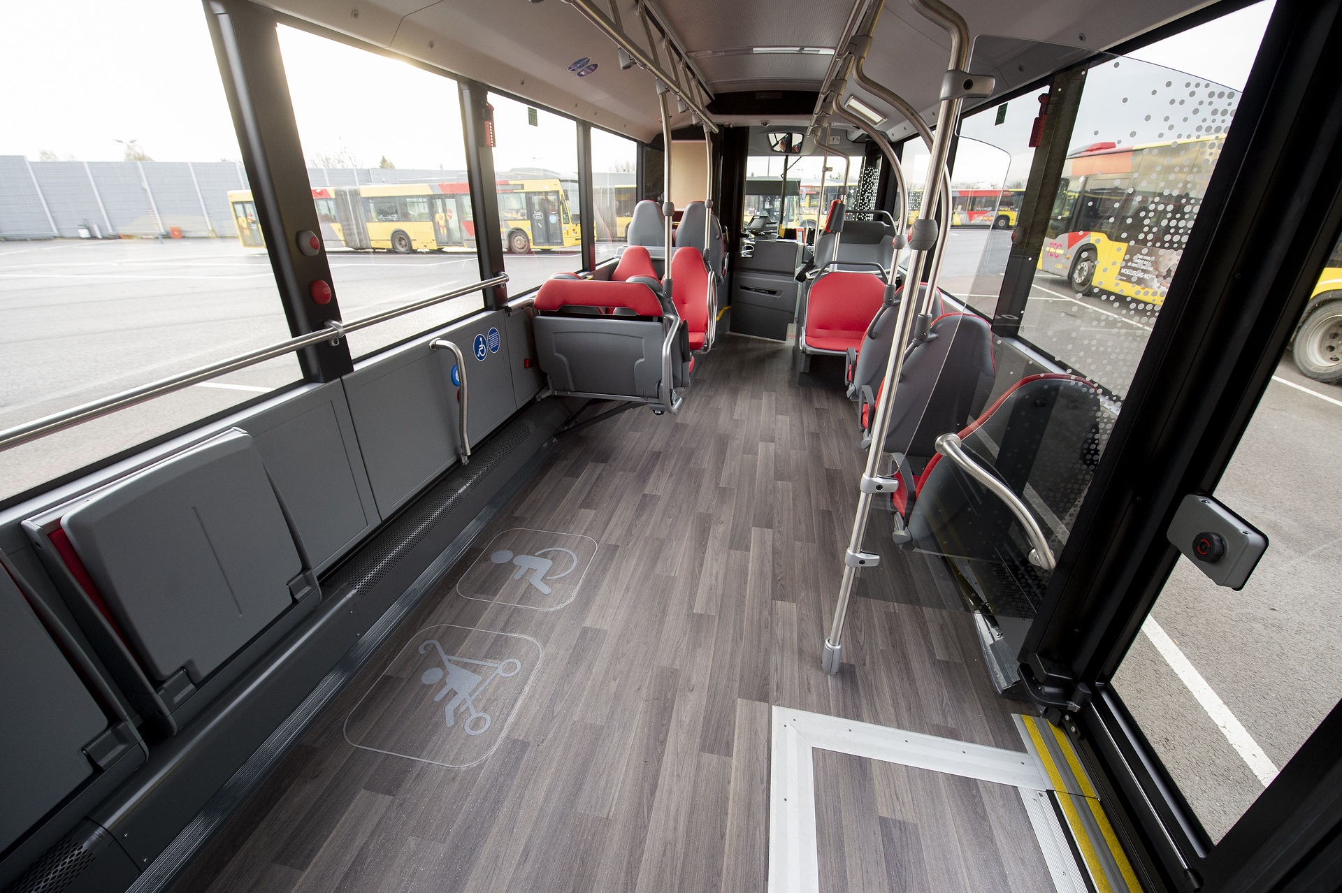 Mercedes-Benz Citaro G hybrid, Interior, seat covers: red, OM 936 h rated at 220 kW/299 hp, displacement 7.7 l, electric motor rated at 14 kW, 6-speed automatic transmission, Preventive Brake Assist, Sideguard Assist, length/width/height: 18125/2550/3350 mm, passenger capacity: max. 1/157 / TEC Group; Transport en Commun Articulated buses in the yellow jersey: Mercedes-Benz supplies 129 Citaro G hybrid to Belgium's TEC Group