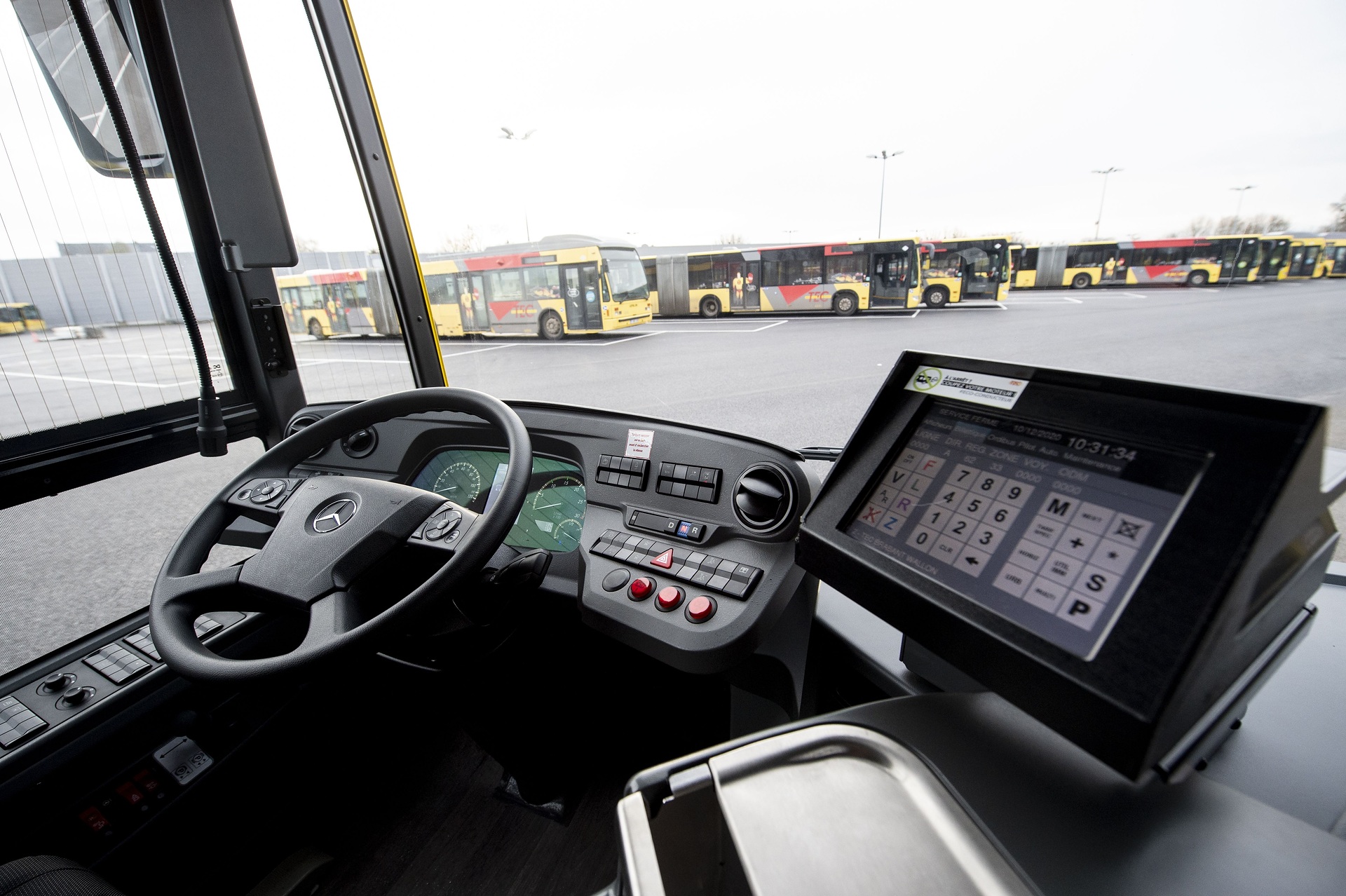Mercedes-Benz Citaro G hybrid, Interior, seat covers: red, OM 936 h rated at 220 kW/299 hp, displacement 7.7 l, electric motor rated at 14 kW, 6-speed automatic transmission, Preventive Brake Assist, Sideguard Assist, length/width/height: 18125/2550/3350 mm, passenger capacity: max. 1/157 / TEC Group; Transport en Commun Articulated buses in the yellow jersey: Mercedes-Benz supplies 129 Citaro G hybrid to Belgium's TEC Group