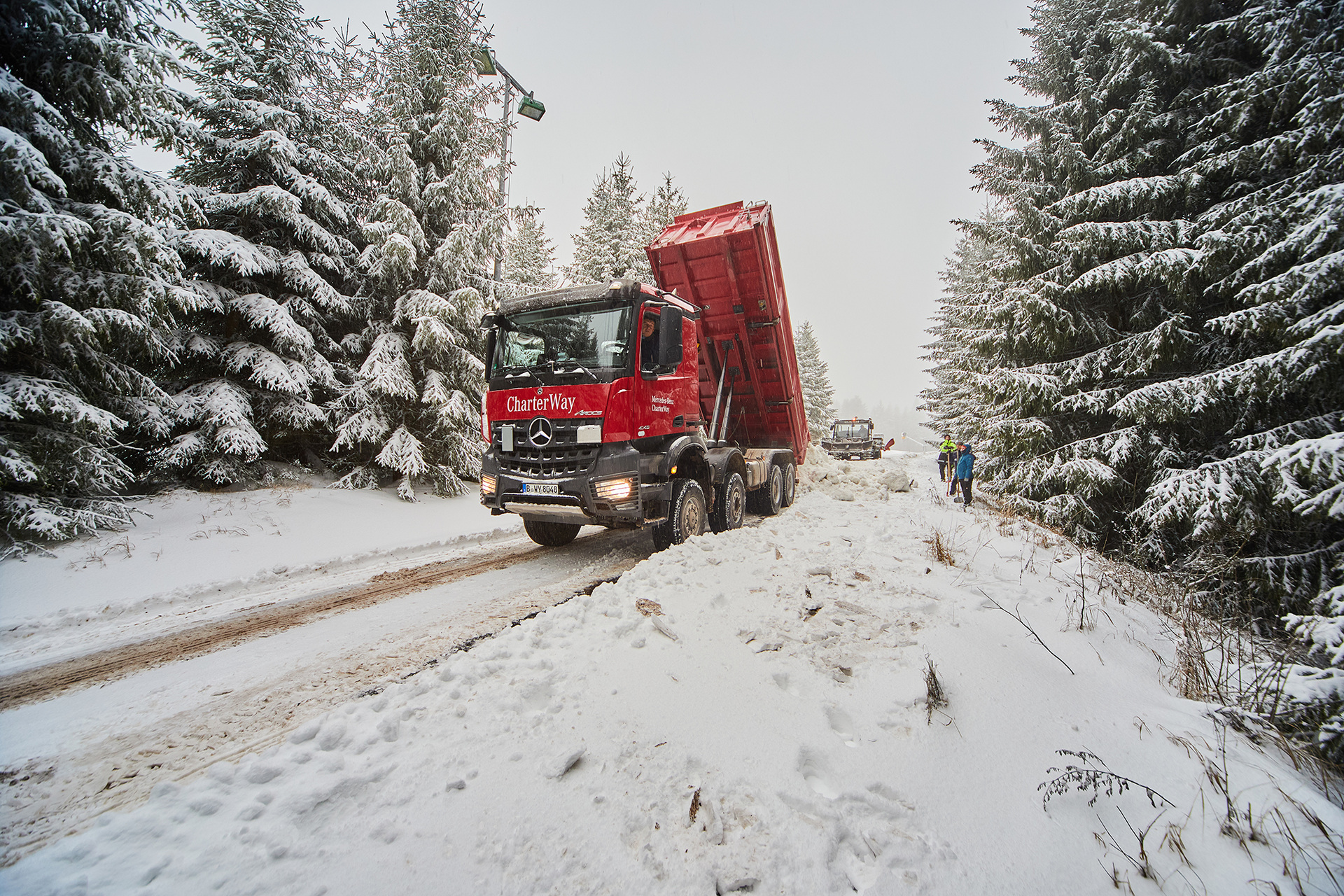 Mercedes-Benz Arocs transportiert Schnee für den Baithlon-Weltcup
