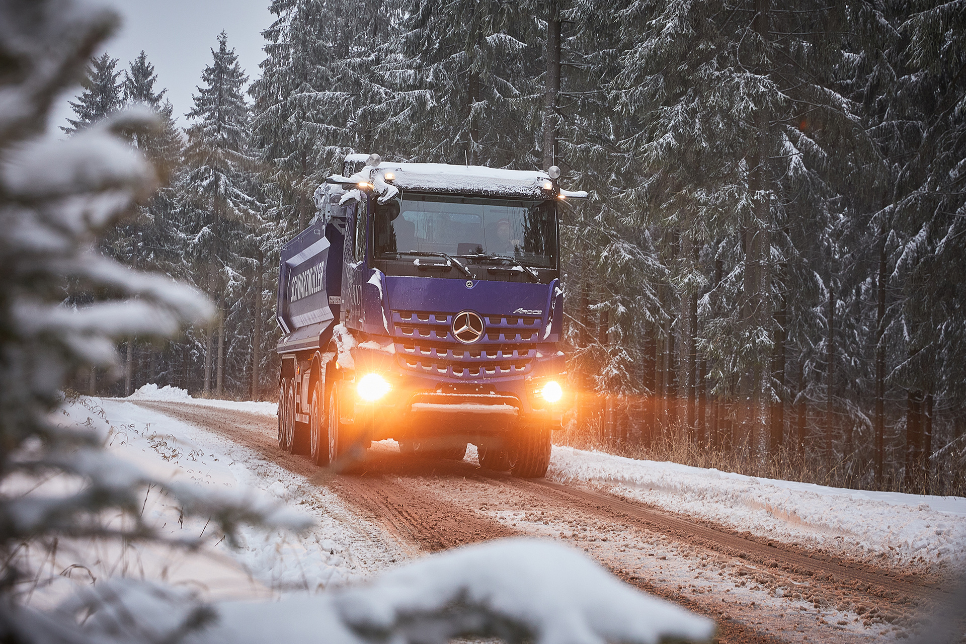 Mercedes-Benz Arocs transportiert Schnee für den Baithlon-Weltcup