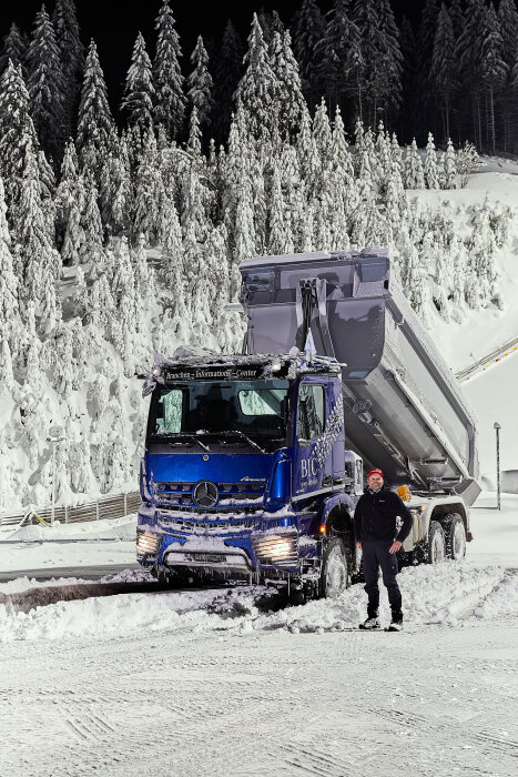 Mercedes-Benz Arocs transportiert Schnee für den Baithlon-Weltcup