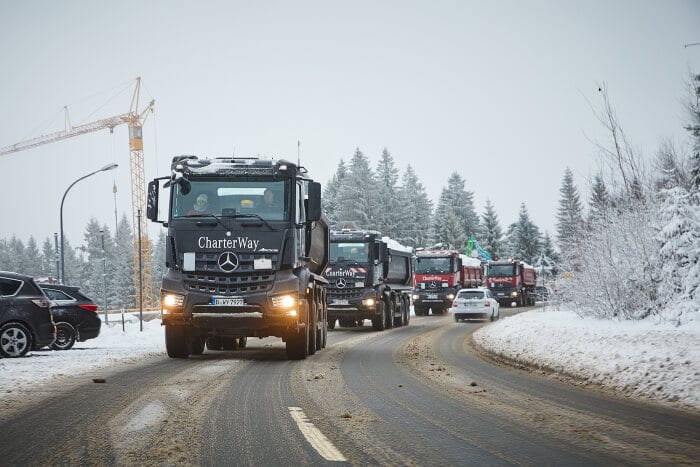 Mercedes-Benz Arocs transportiert Schnee für den Baithlon-Weltcup