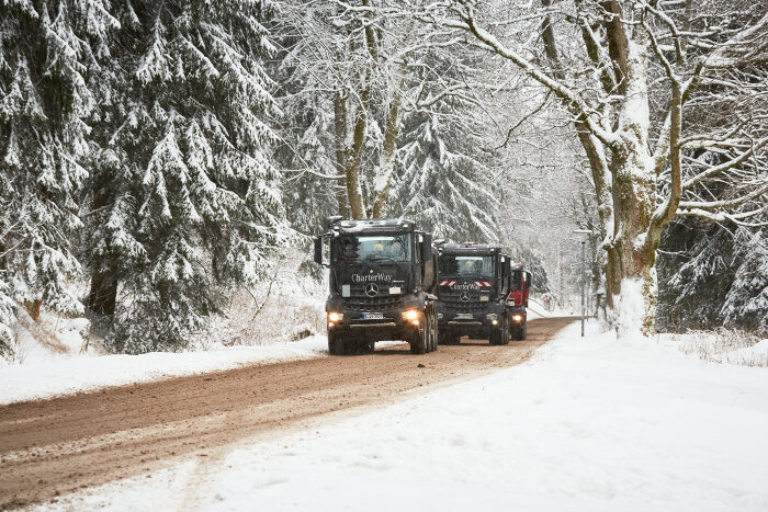 Mercedes-Benz Arocs transportiert Schnee für den Baithlon-Weltcup