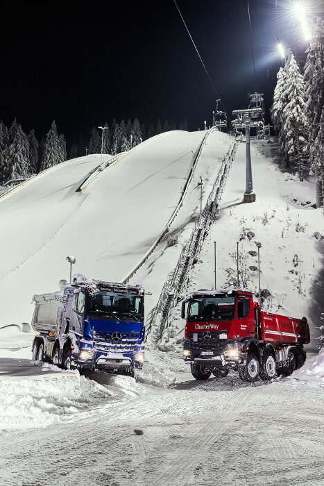 Mercedes-Benz Arocs transportiert Schnee für den Baithlon-Weltcup