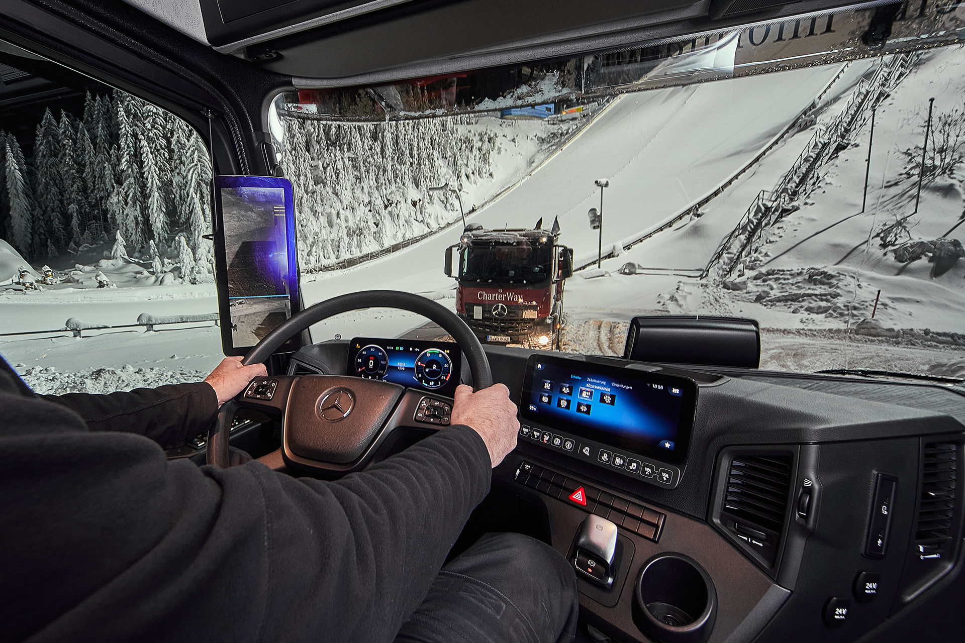 Mercedes-Benz Arocs transportiert Schnee für den Baithlon-Weltcup