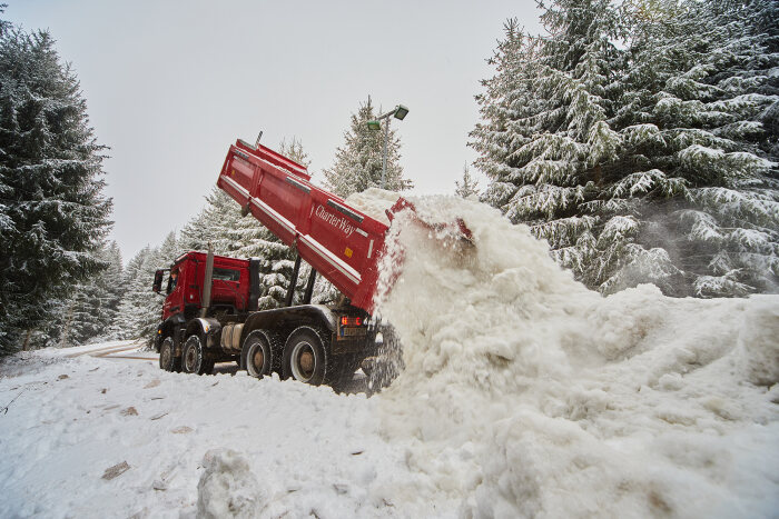 Mercedes-Benz Arocs transportiert Schnee für den Baithlon-Weltcup