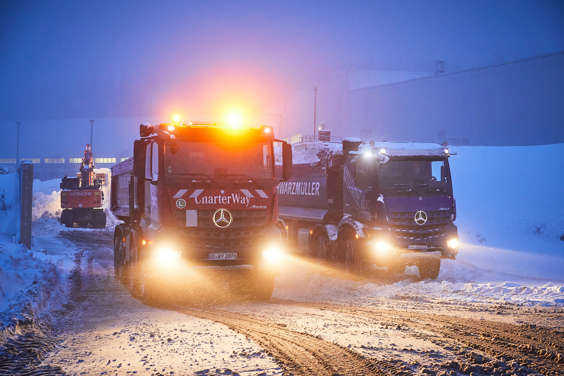 Mercedes-Benz Arocs transportiert Schnee für den Baithlon-Weltcup