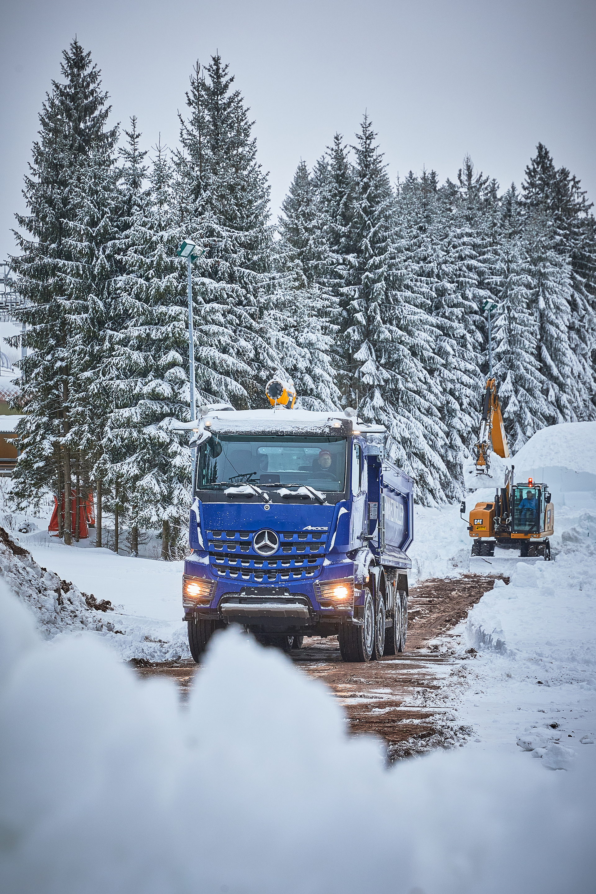 Mercedes-Benz Arocs transportiert Schnee für den Baithlon-Weltcup Mercedes-Benz Arocs transportiert Schnee für den Baithlon-Weltcup
