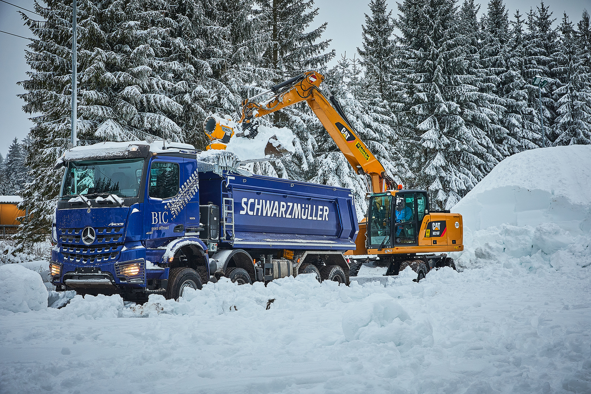 Mercedes-Benz Arocs transportiert Schnee für den Baithlon-Weltcup