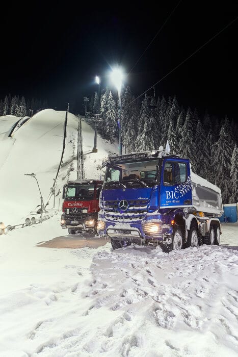 Mercedes-Benz Arocs transportiert Schnee für den Baithlon-Weltcup